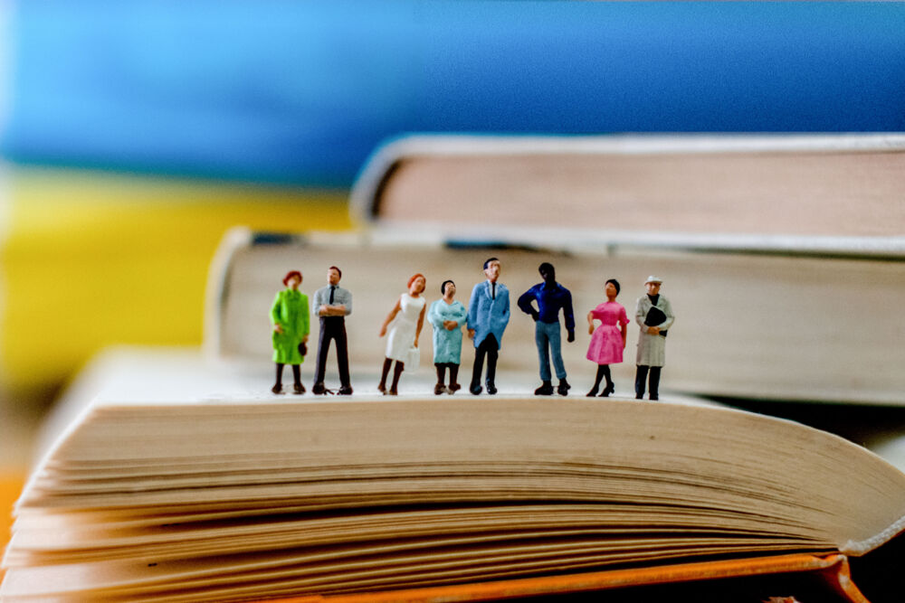 Mini-Figuren auf einem Buch