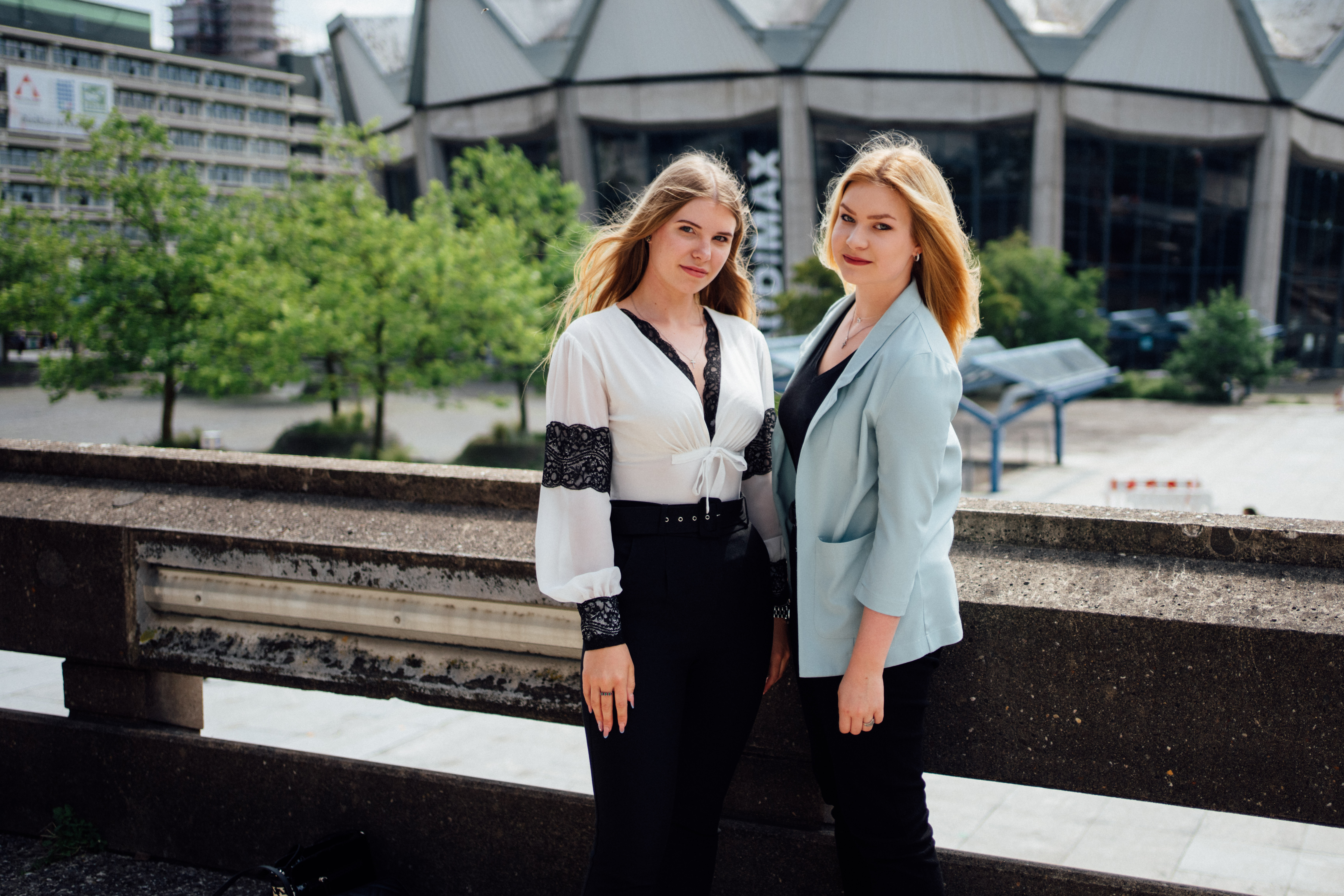 Hanna Serhiienko und Bohdana Oliferchuk  vor dem Audimax der RUB