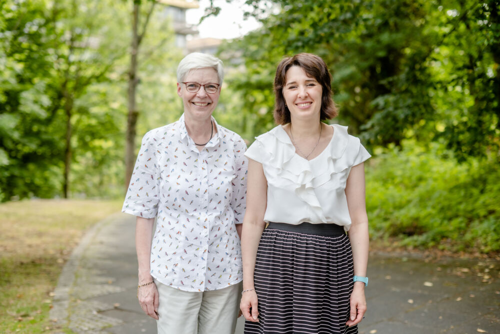 Zwei Frauen nebeneinander