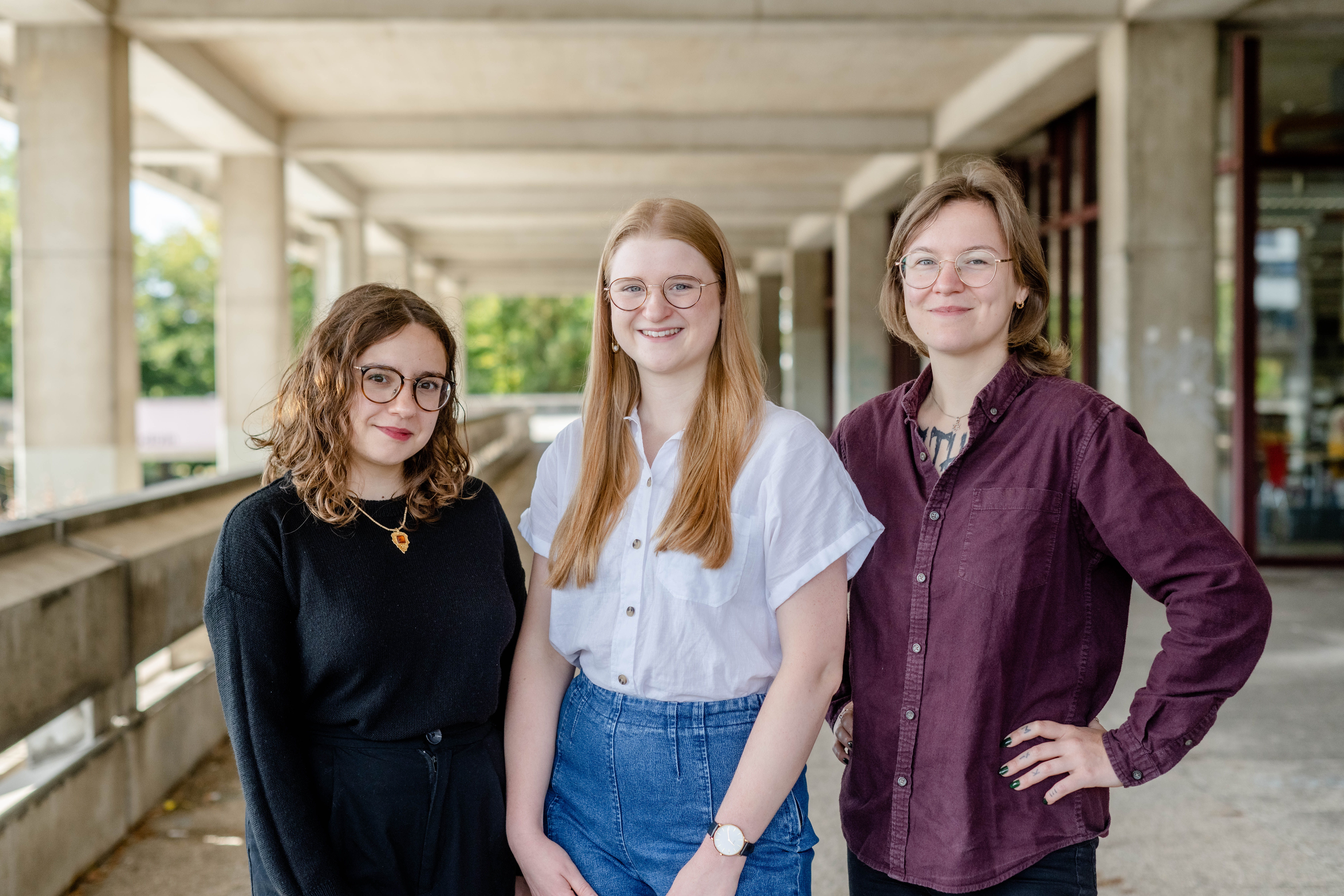Drei Personen auf dem Campus