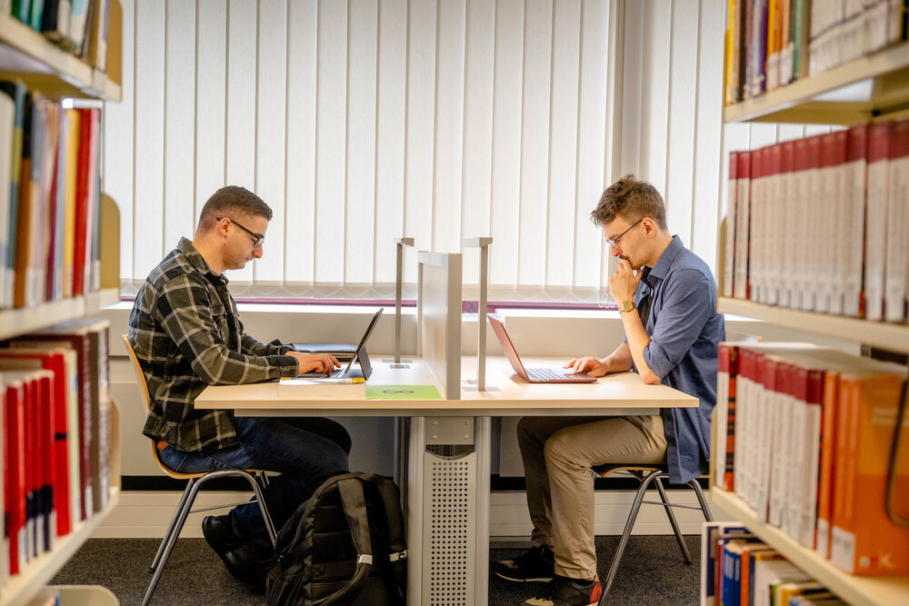 Studenten lernen in der Bibliothek.