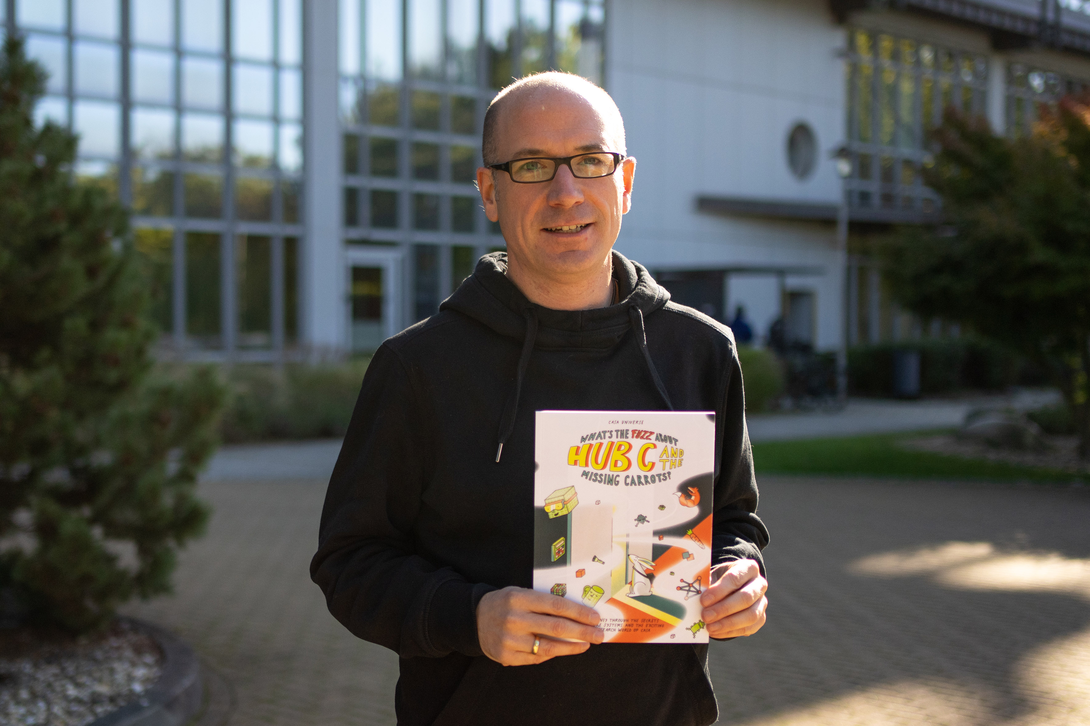 IT-Sicherheitsforscher Thorsten Holz mit einem Comic-Heft in der Hand