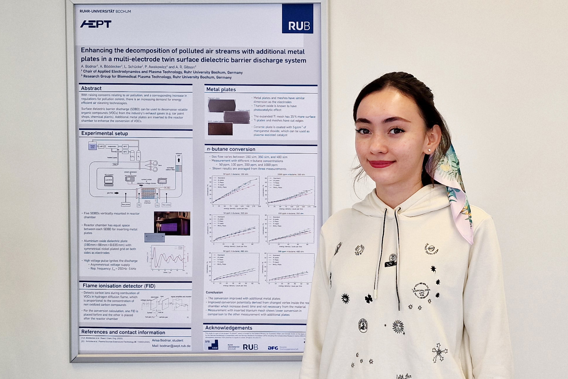 Plasmaforschung: Bachelorstudentin Arisa Bodnar zeigt ihr prämiertes Poster.