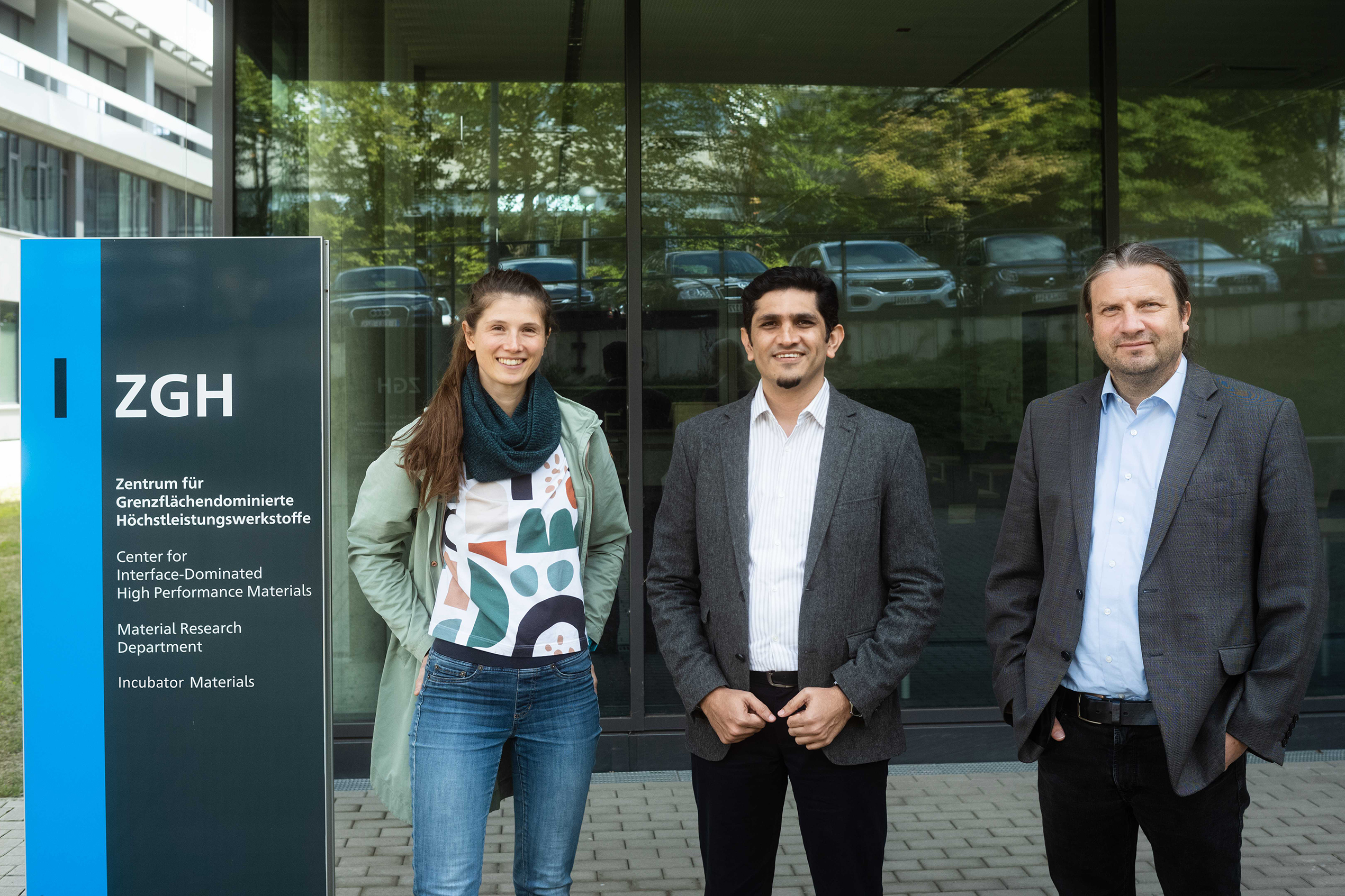 Gruppenbild vor dem Forschungsbau ZGH: Tina Boes vom Inkubator Materials, Chinmay Khare und Alfred Ludwig