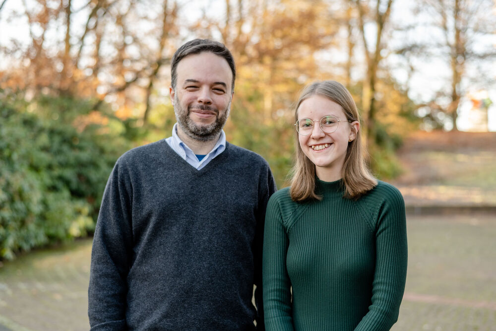 Professor steht neben Studentin