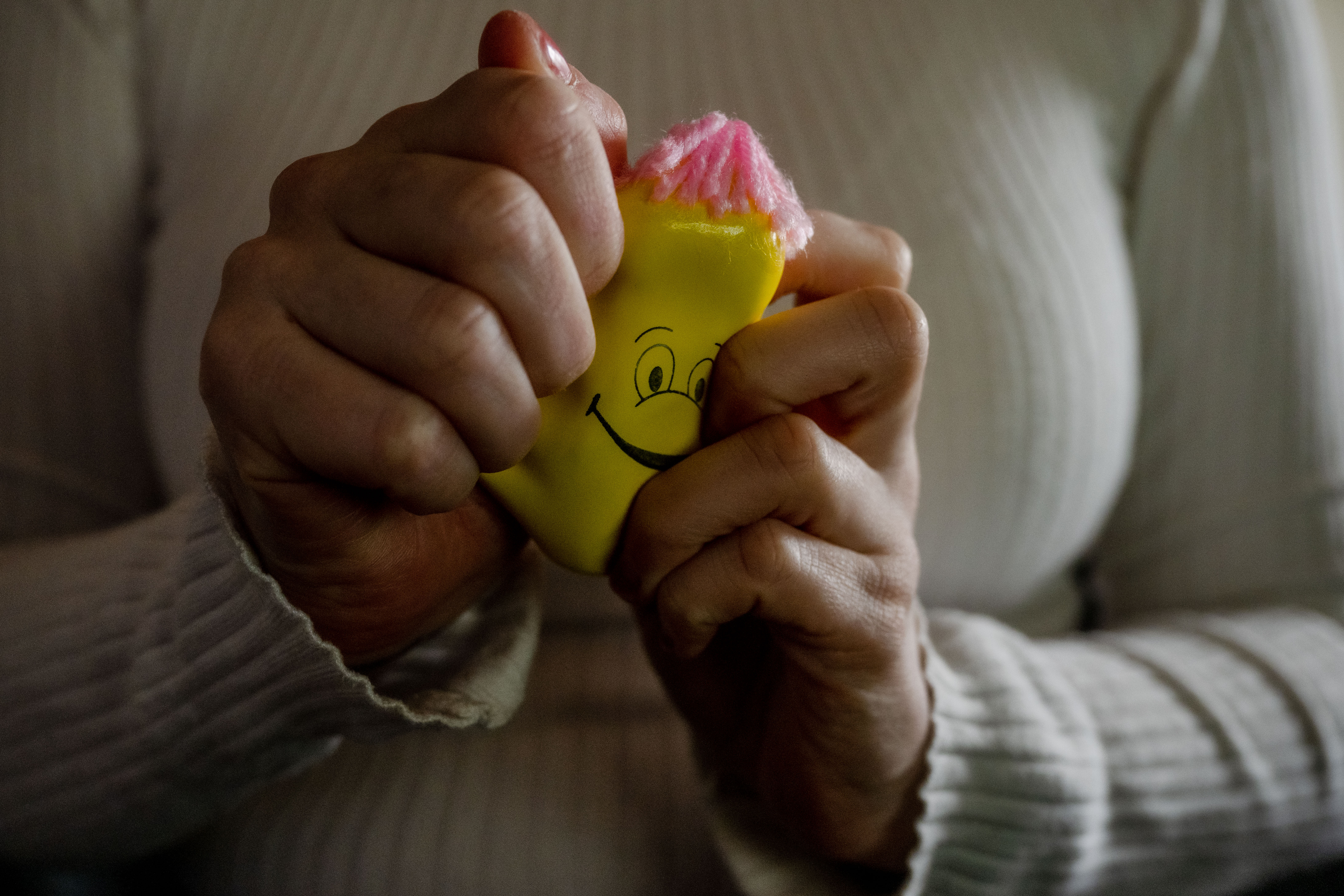 Hände knautschen einen Stressball