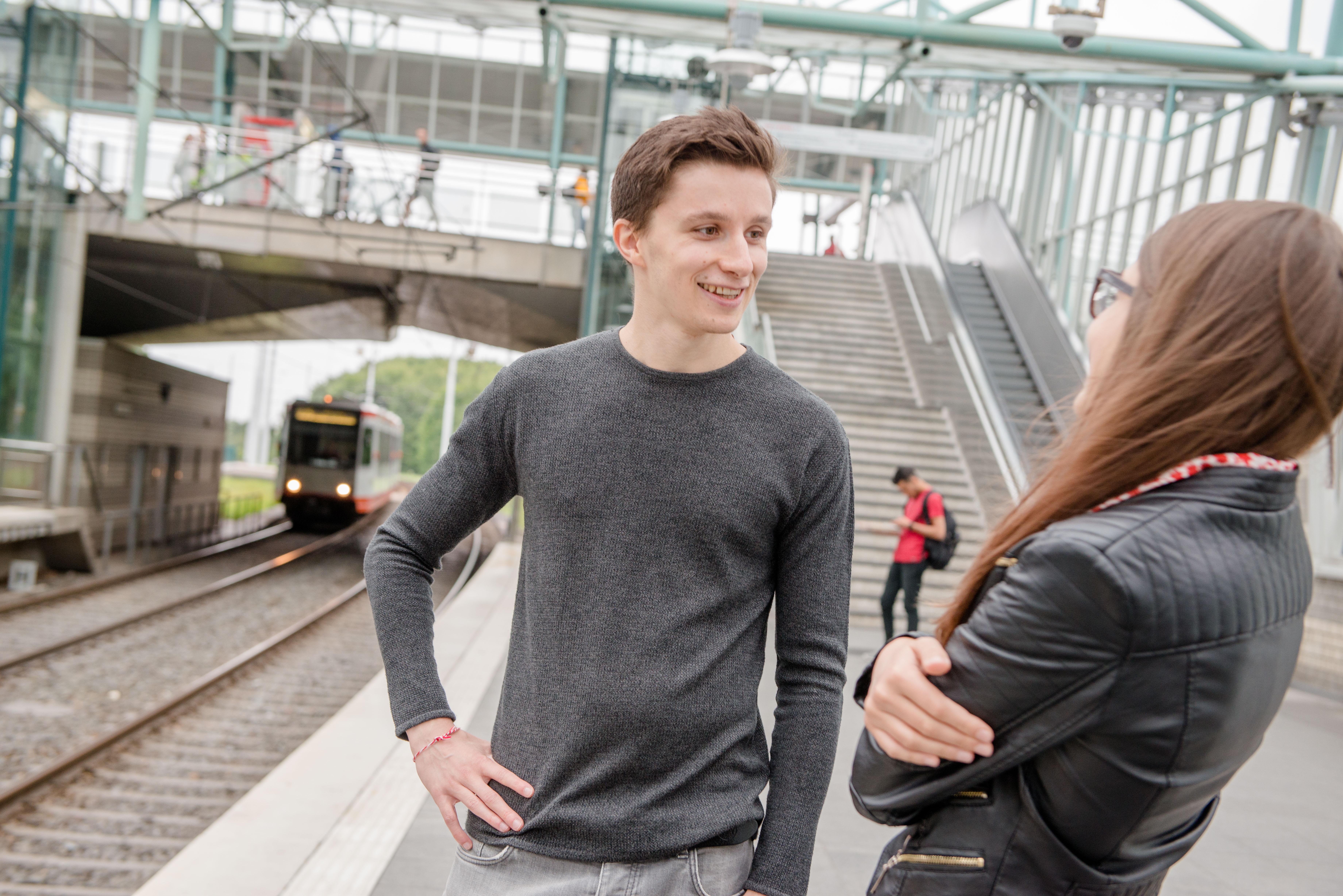 Ein Student und eine Studentin warten auf die U35