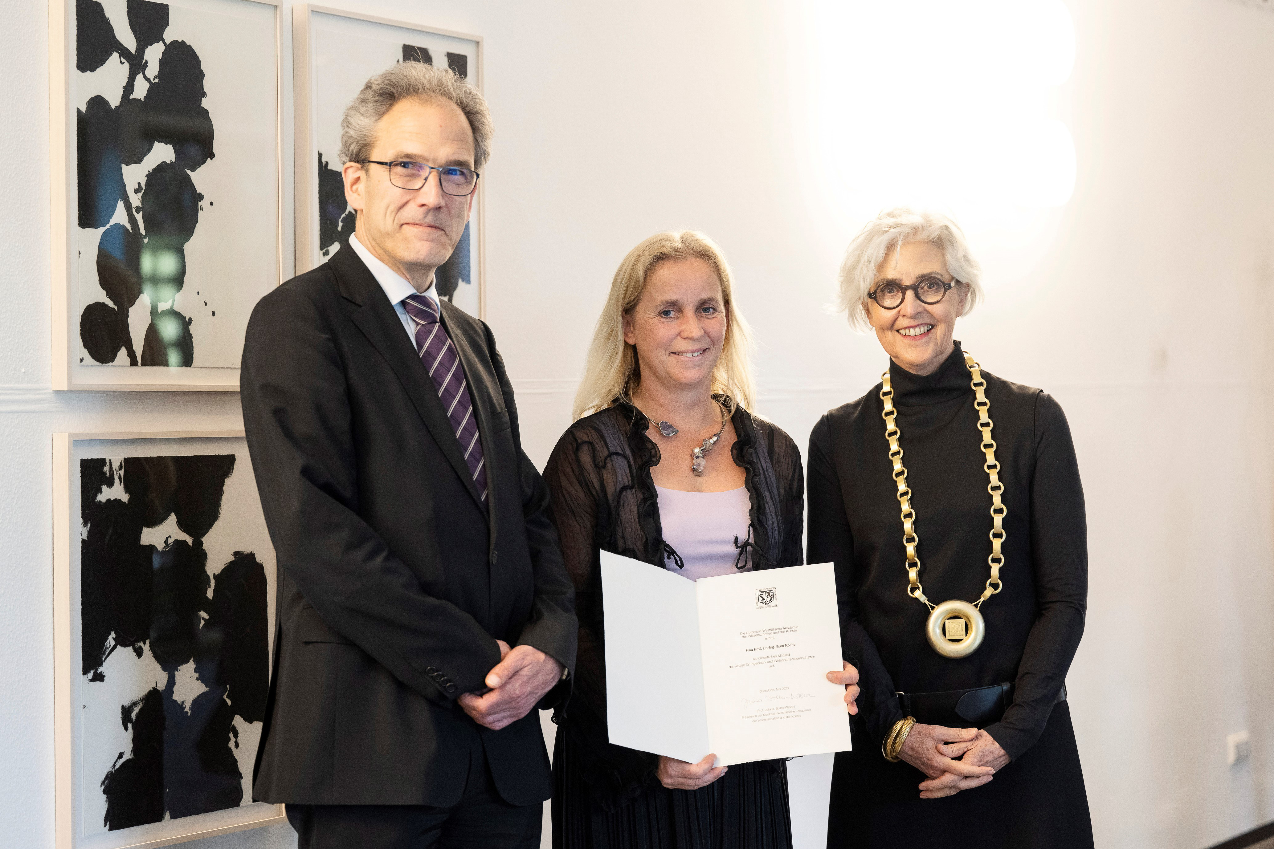 Gruppenbild mit drei Personen, in der Mitte Prof. Dr. Ilona Rolfes