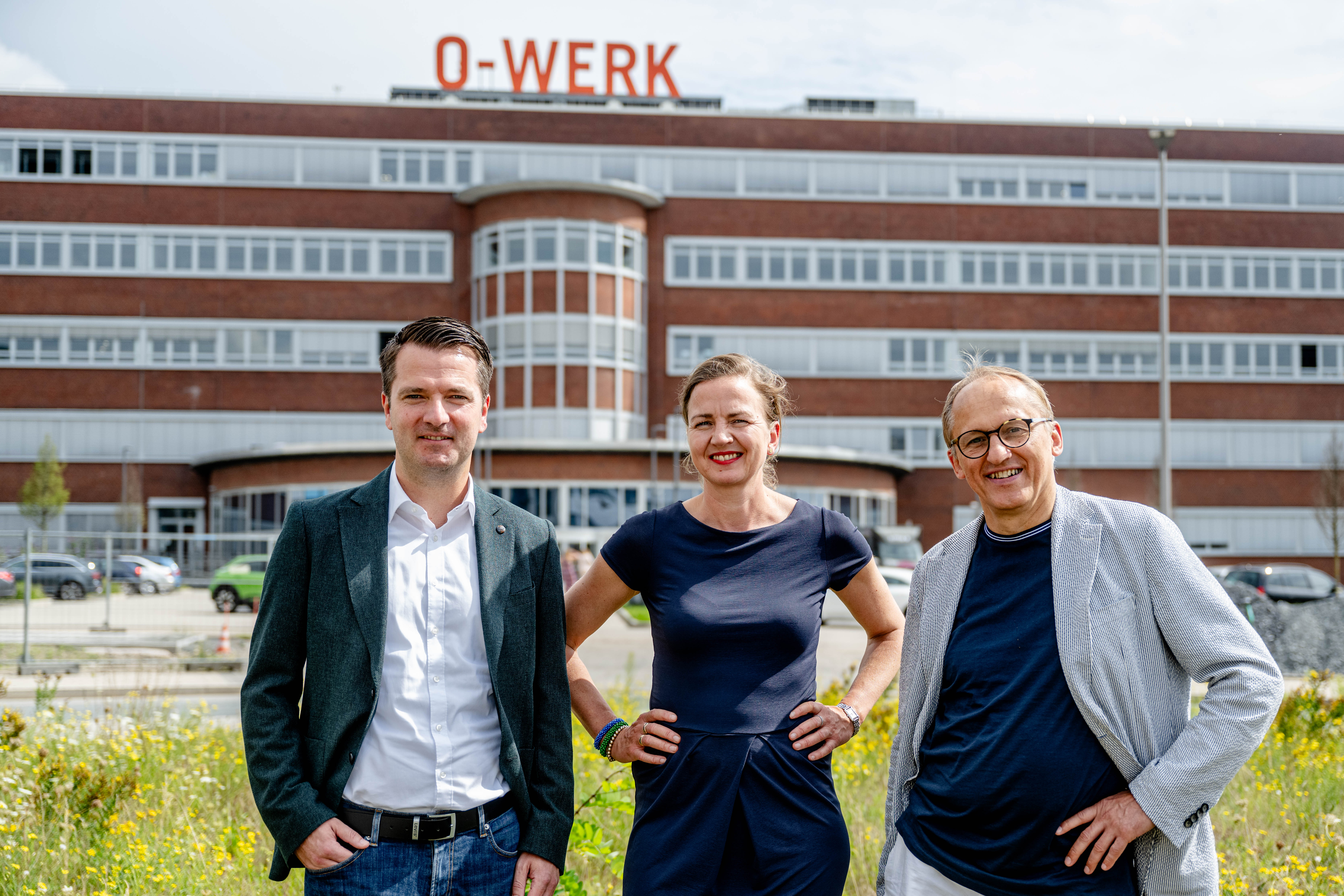 Gruppenbild mit Marc Seelbach (links), Stefanie Bröring (Mitte) und Günther Meschke vor dem O-Werk