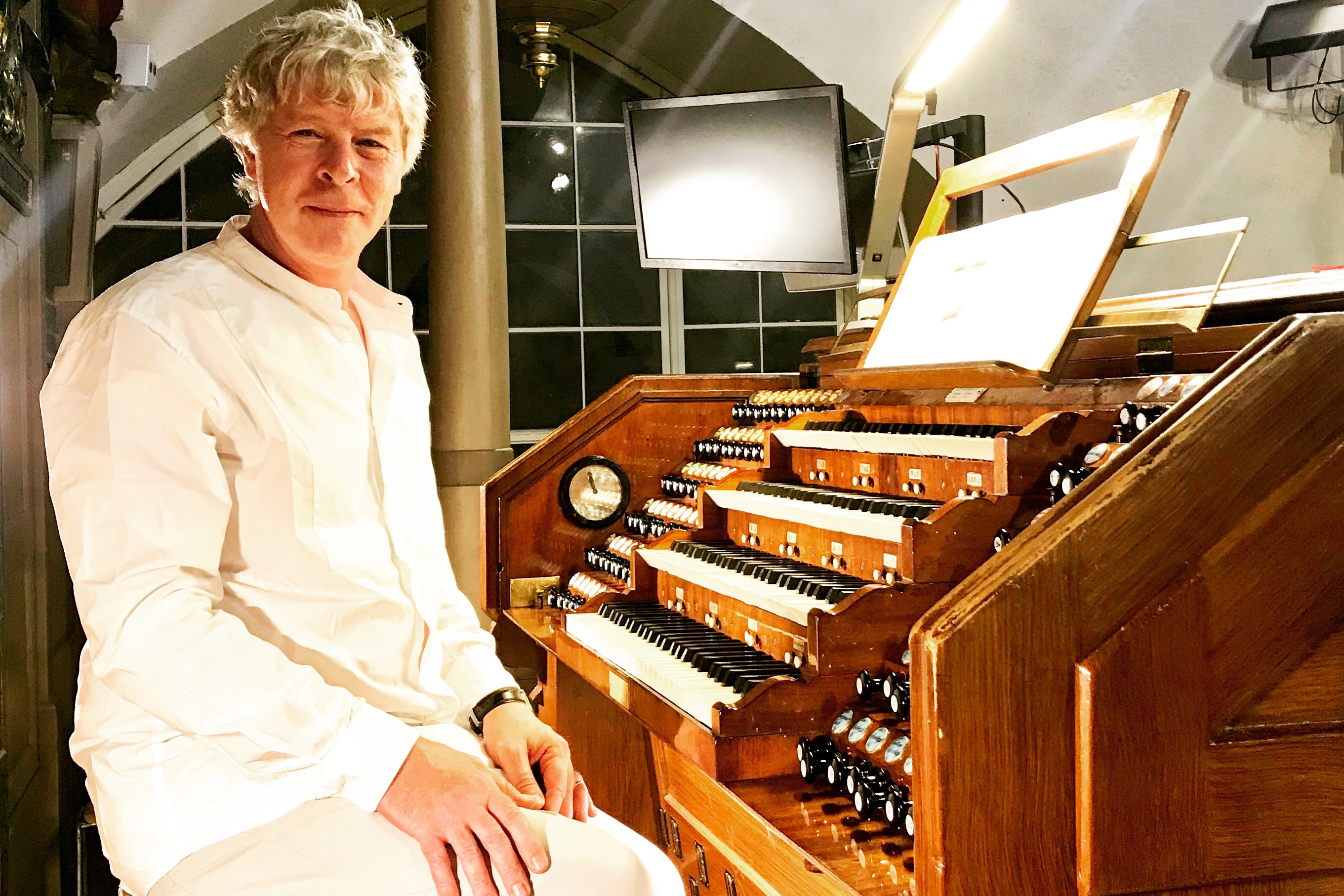 Der Organist Arno Hartmann, hier an der Orgel im Dom zu Riga