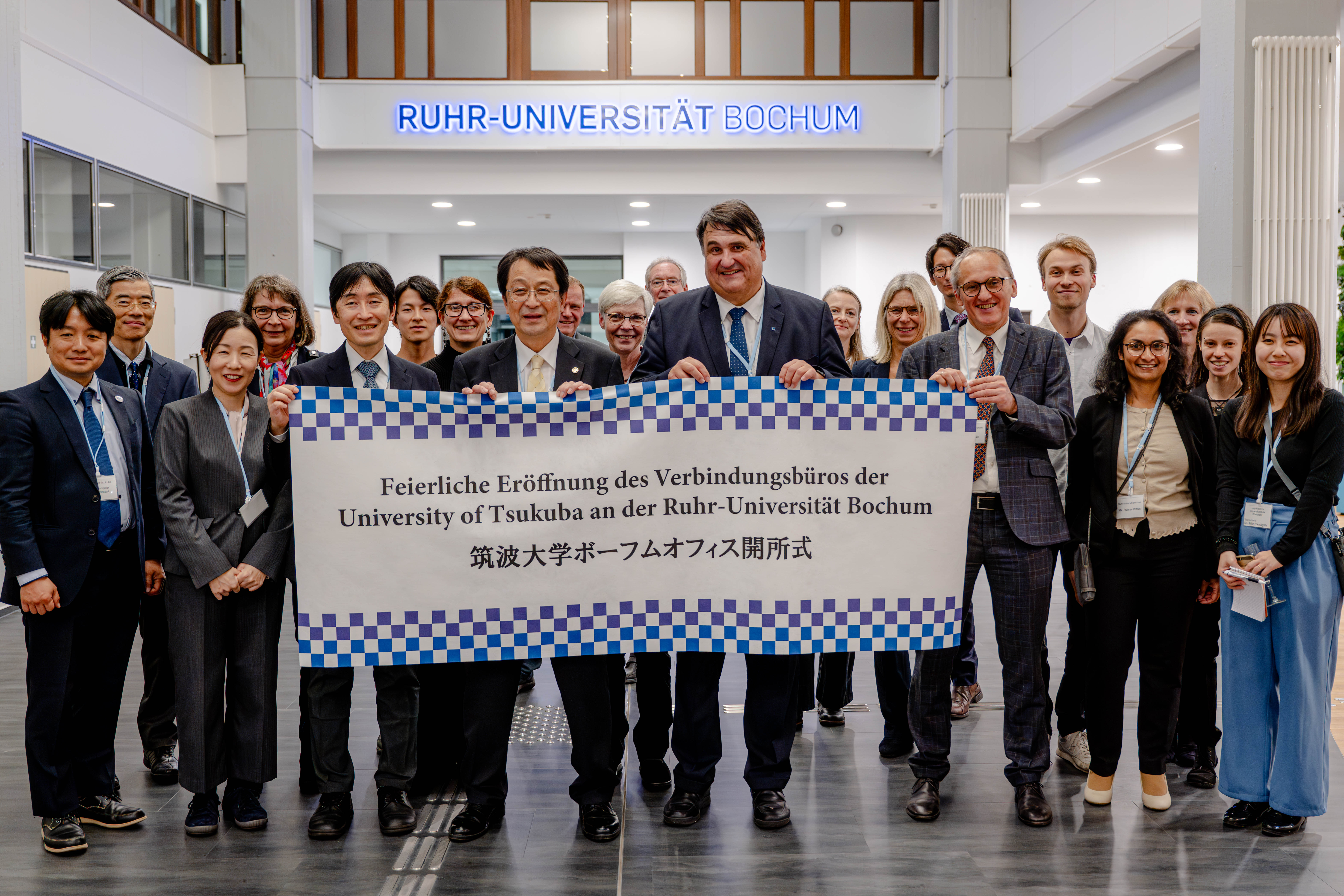 Gruppenbild: japanische delegation und rektorat der RUB