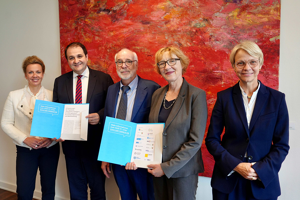 Gruppenbild Ministerin Ina Brandes, Minister Nathanael Liminski, Michael Baurmann, Christiane Eilders und Ministerin Dorothee Feller