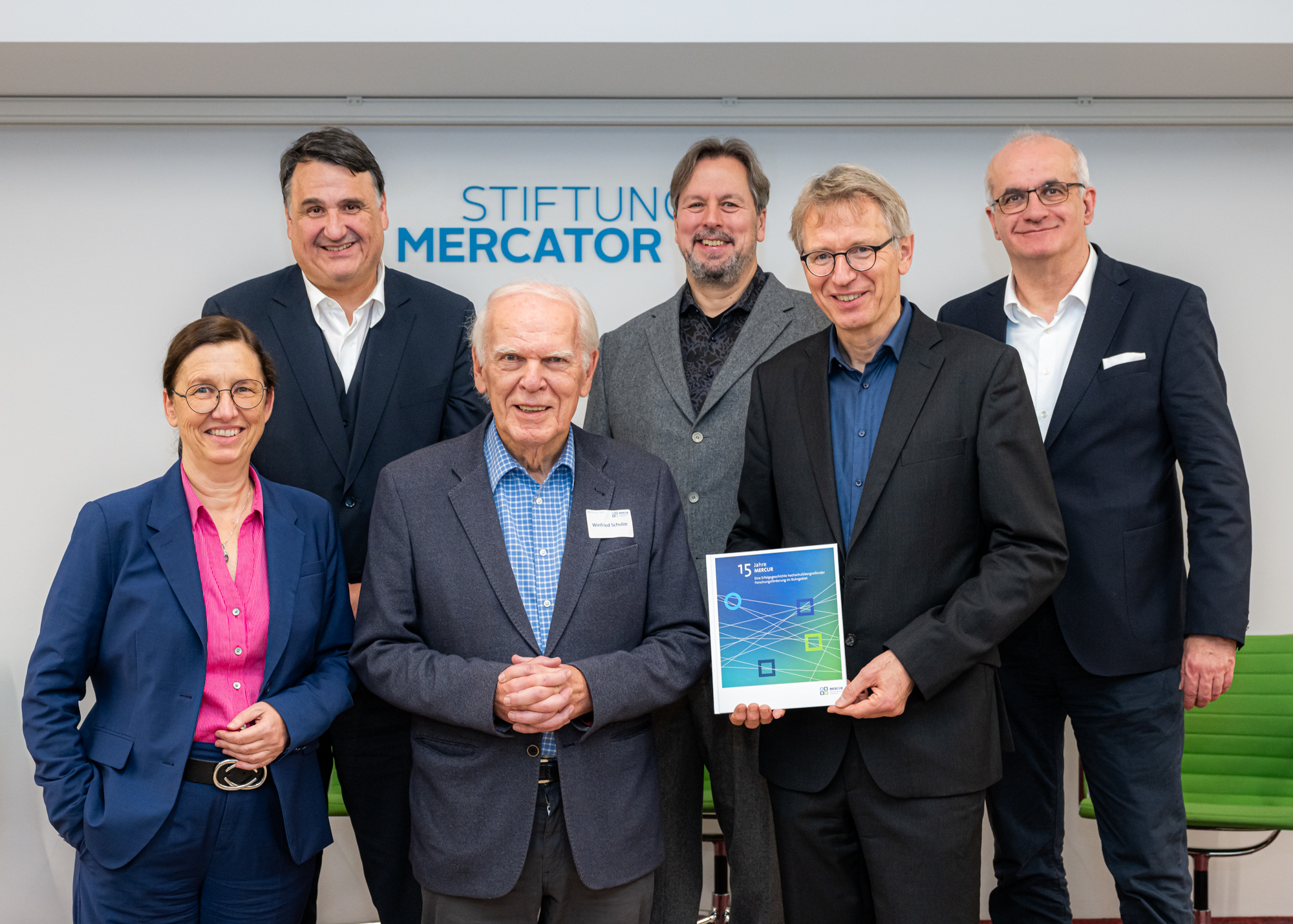 Gruppenbild mit (von links) Prof. Dr. Barbara Albert, Prof. Dr. Martin Paul, Prof. Dr. Winfried Schulze, Dr. Markus Piduhn, Dr. Wolfgang Rohe, Prof. Dr. Manfred Bayer