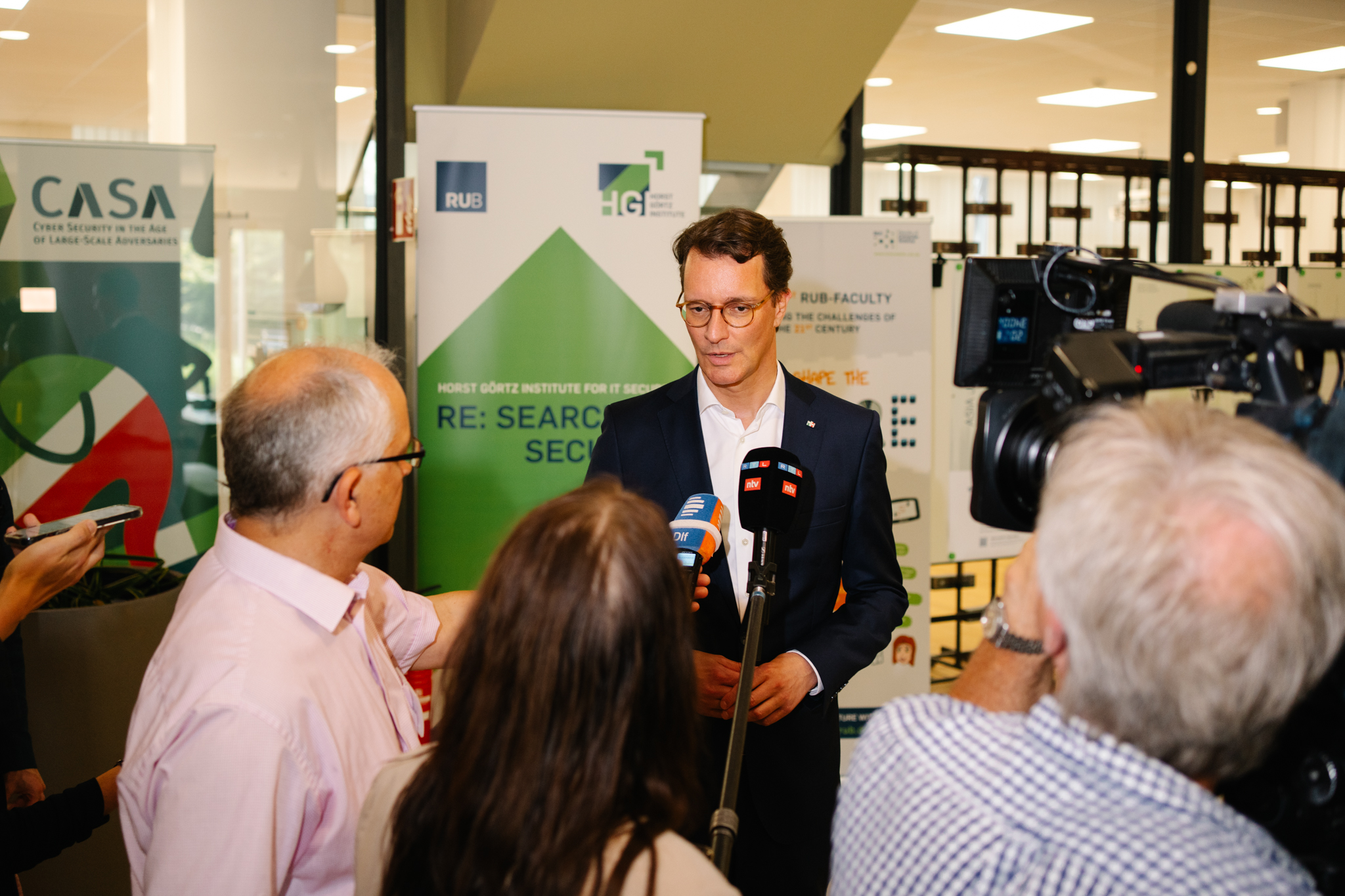 Ministerpräsident Hendrik Wüst im Gespräch mit den Medien beim Besuch an der Ruhr-Universität Bochum