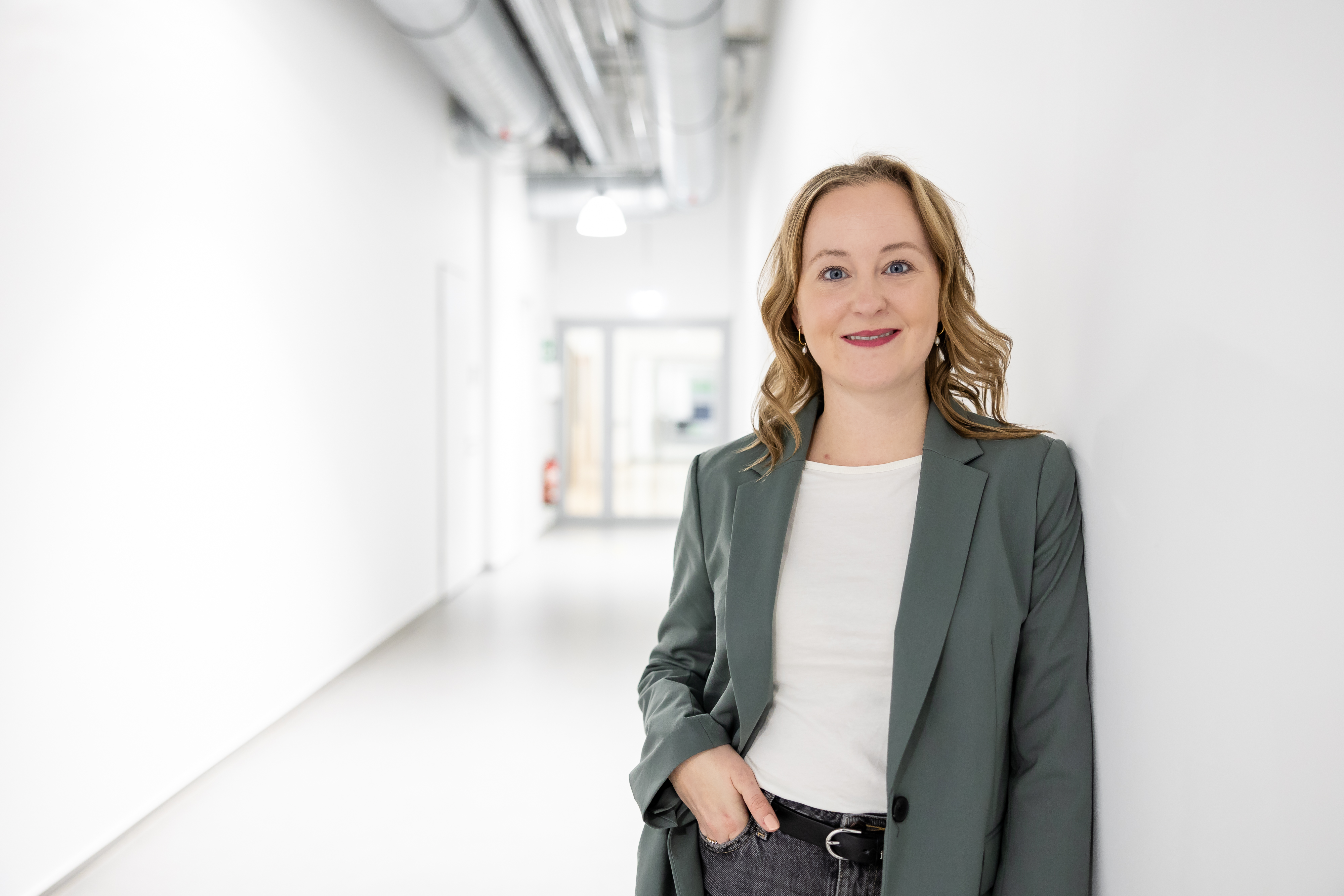 Das Foto zeigt Startup Coach Michelle Twardzik in einem weißen Gang.