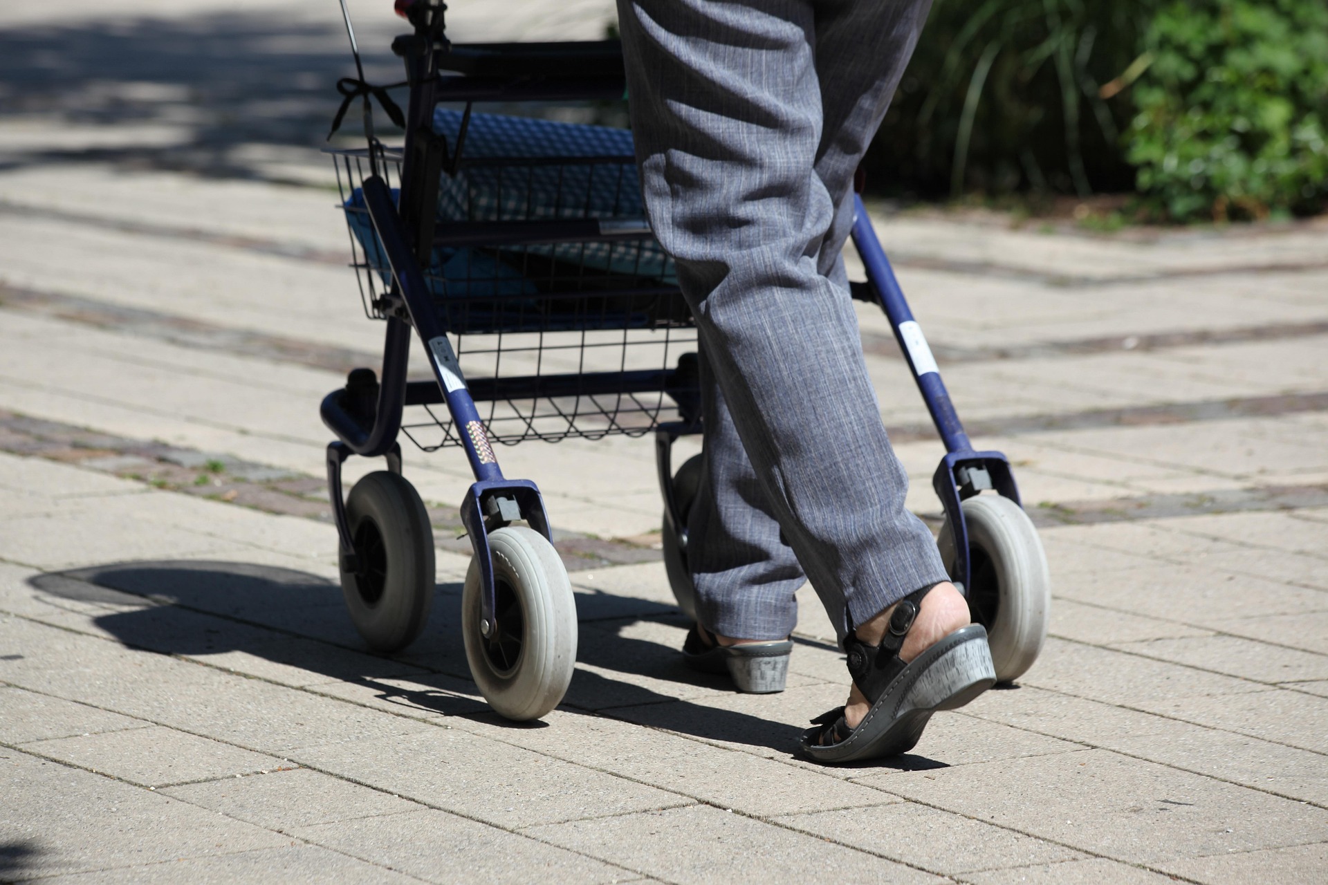 Person, die einen Rollator schiebt