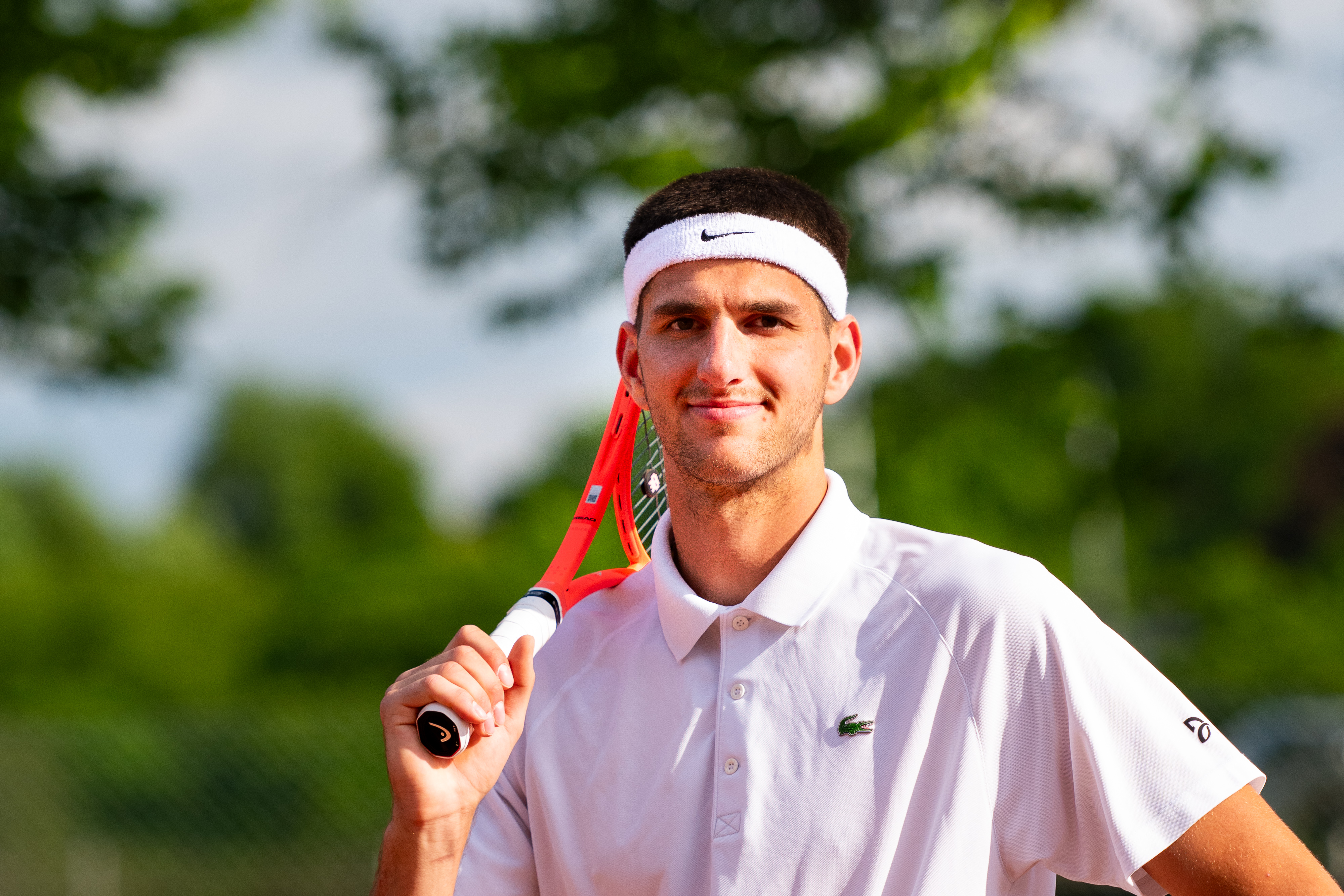 Nino Toto tritt für die Ruhr-Universität im Tennis an.