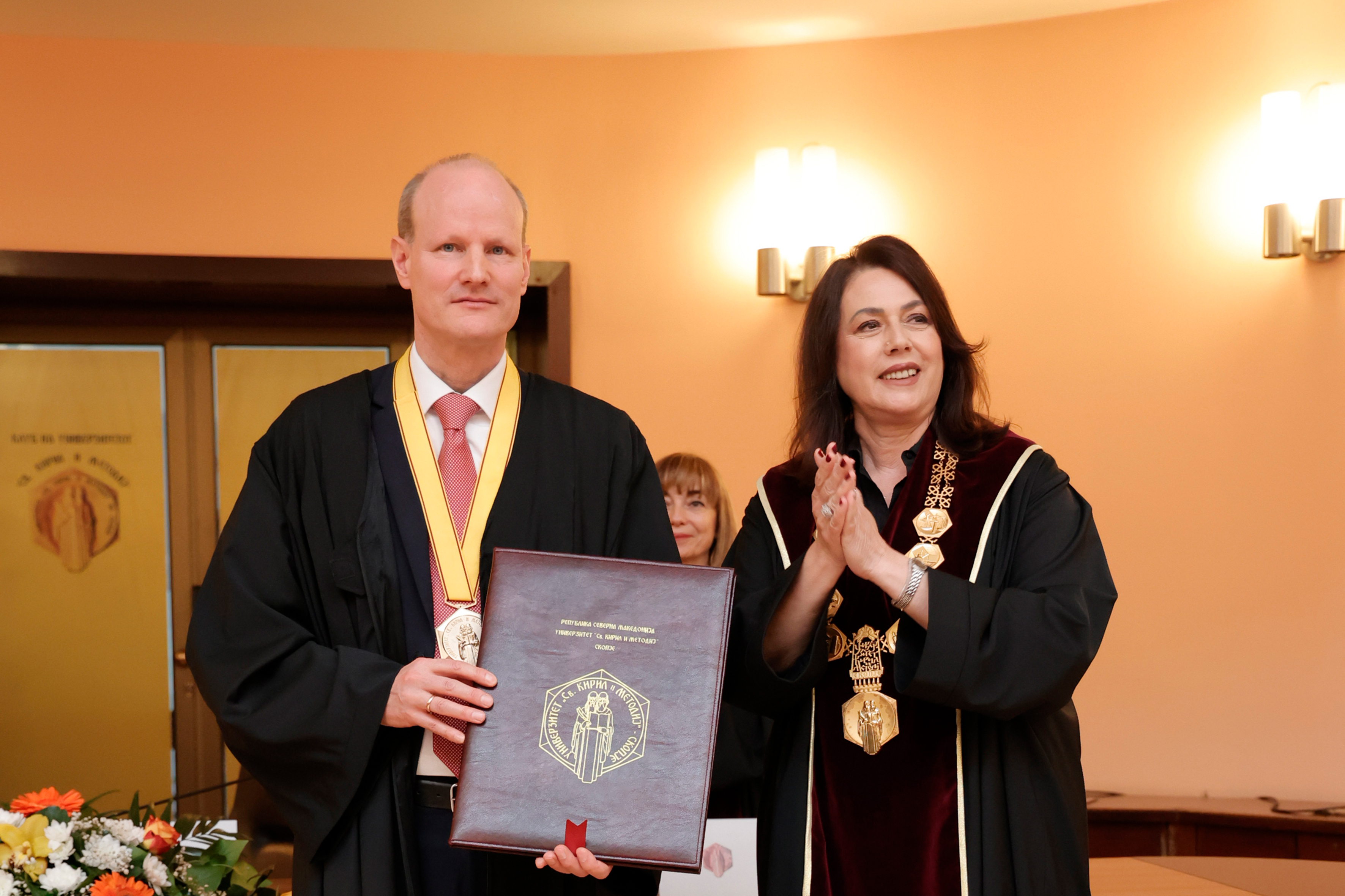 Prof. Mark mit der Rektorin der Uni Skopje bei der Verleihung