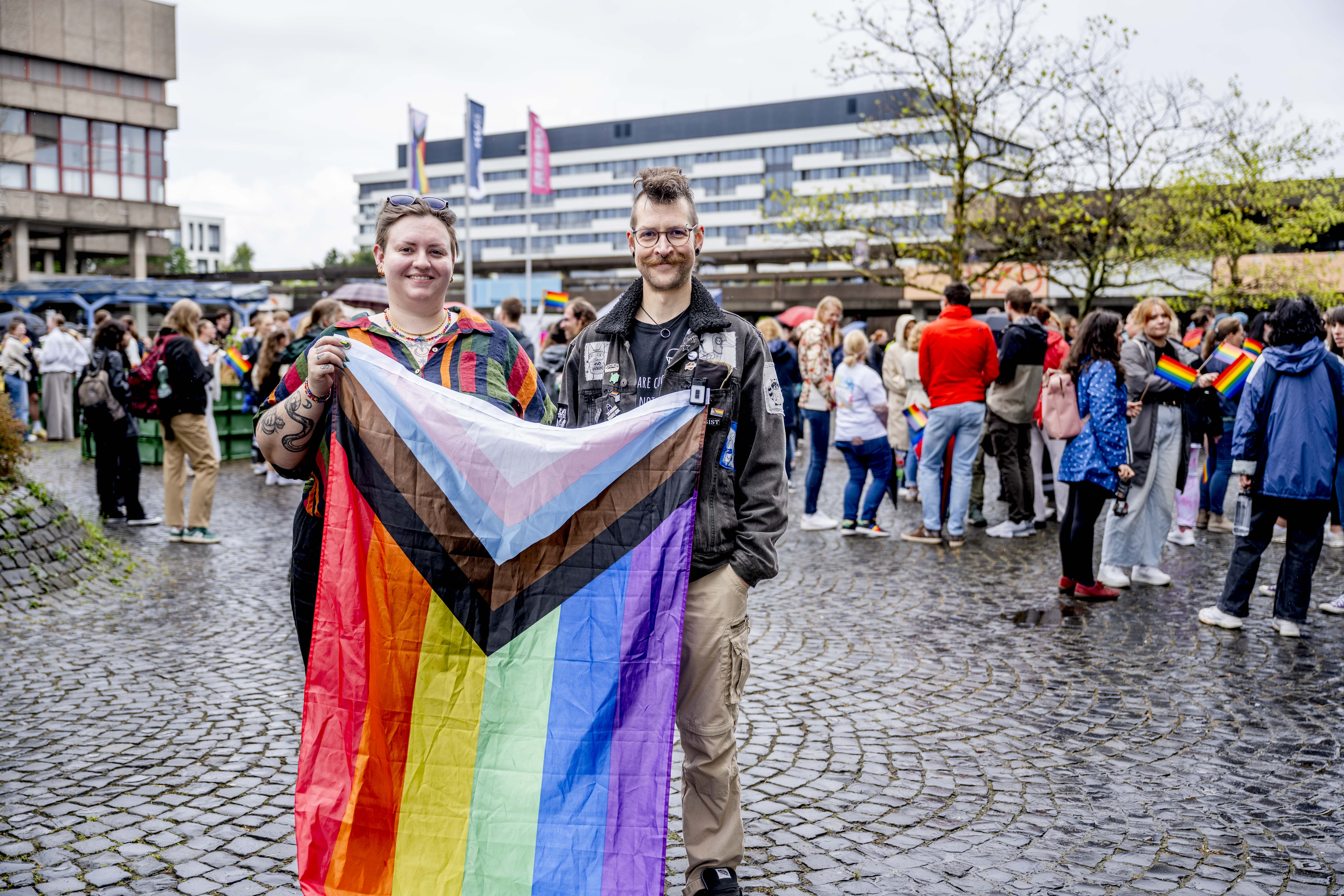 2 Menschen mit Regenbogenflagge