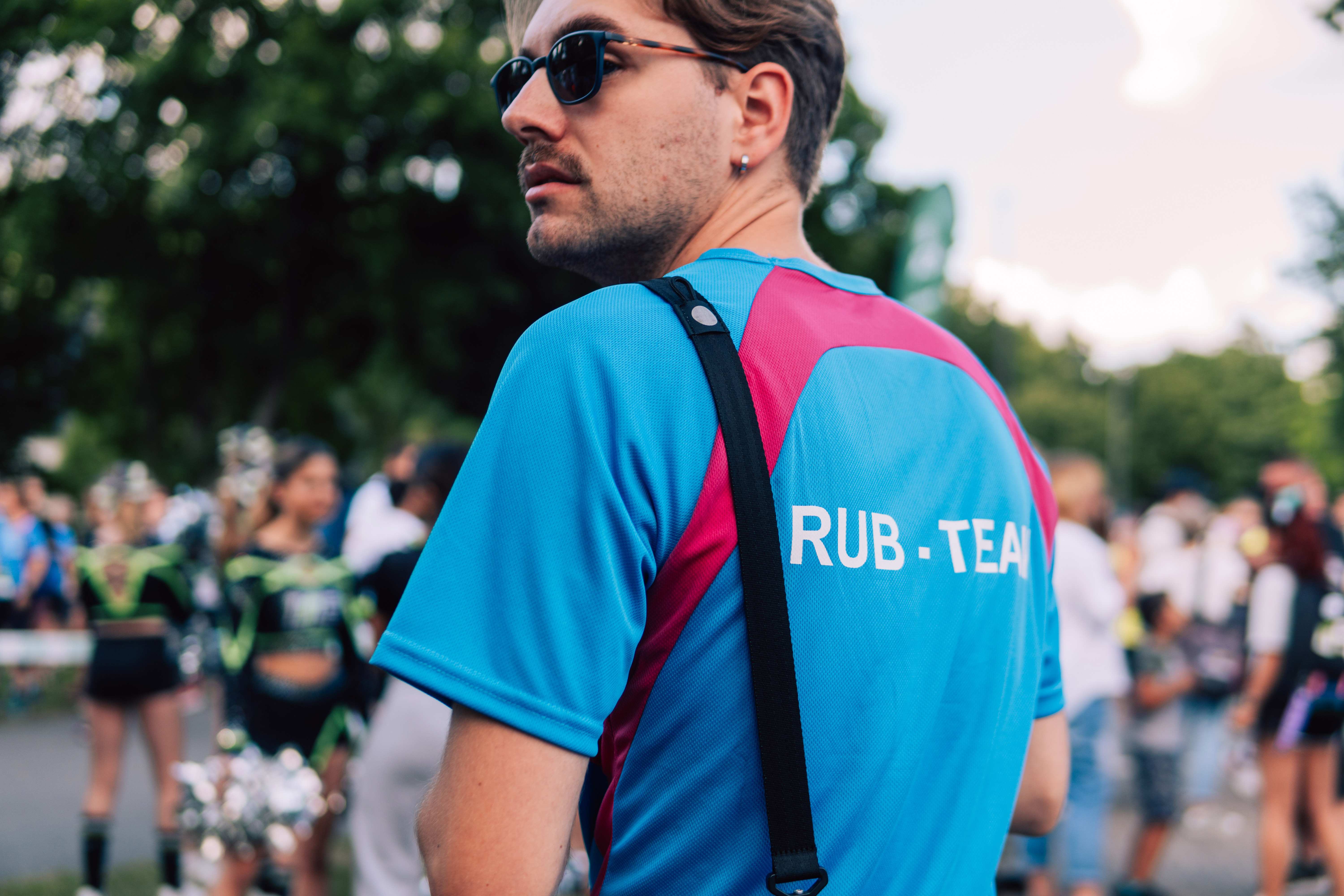Mann im Halbprofil, trägt T-Shirt mit RUB