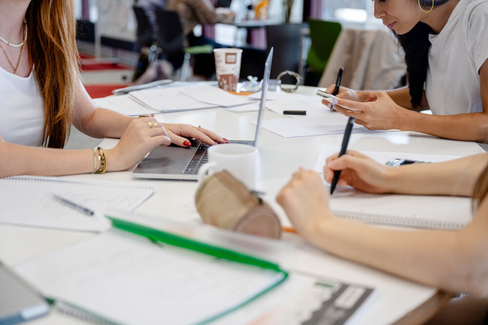 Menschen, die gemeinsam am Tisch arbeiten