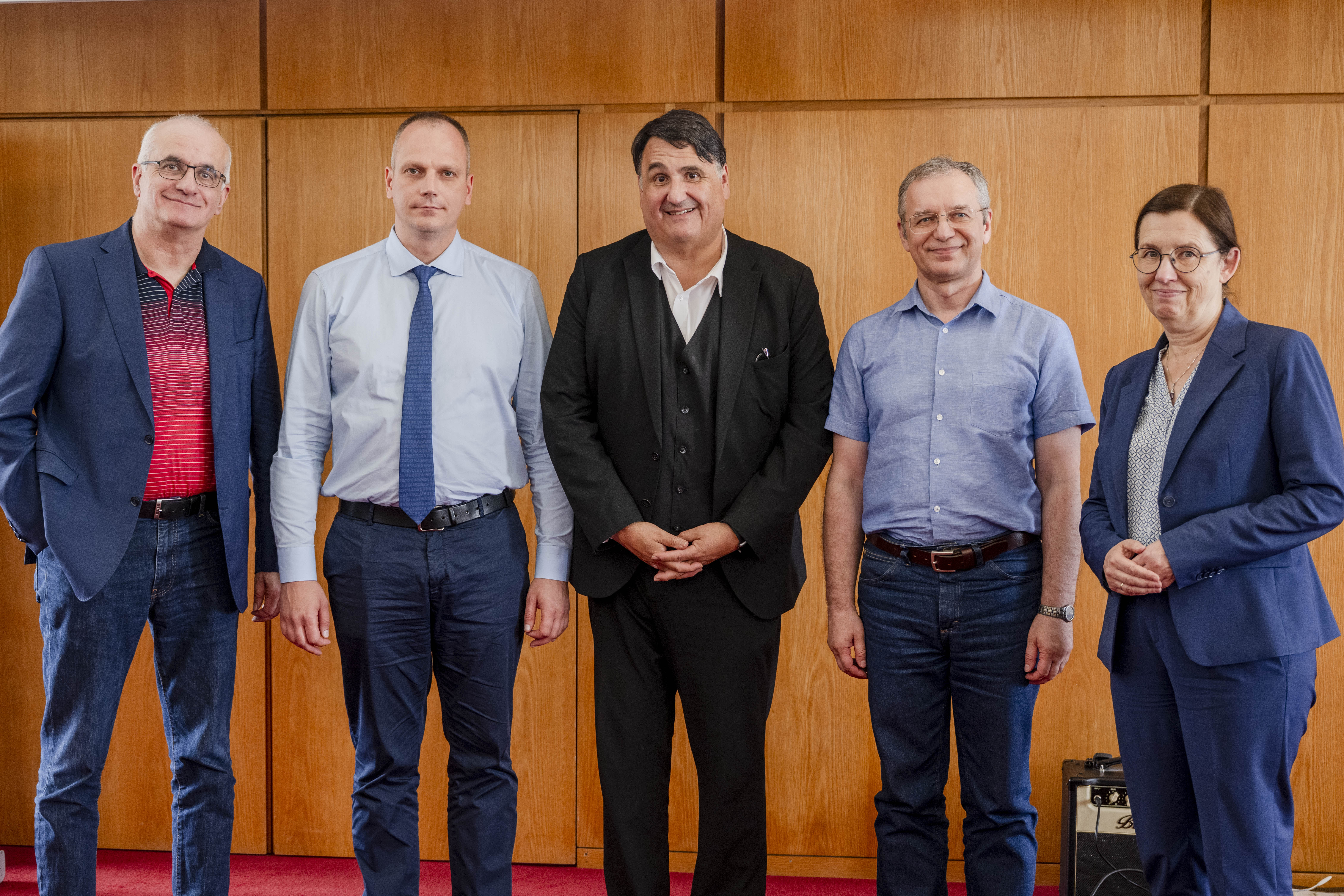 Gruppenbild von der Unterzeichnung des Memorandum of Understanding