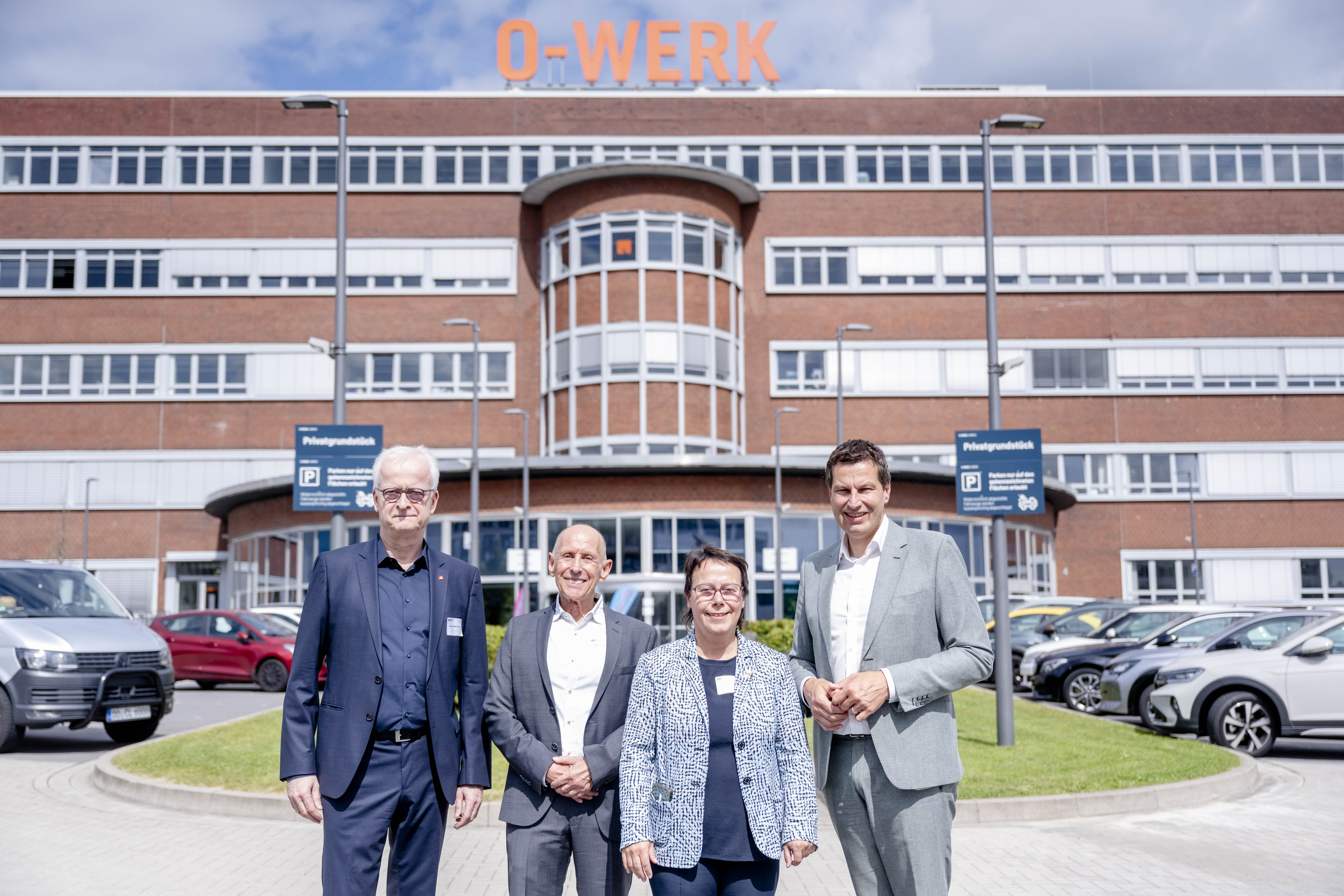 Vier Personen vor dem O-Werk in Bochum