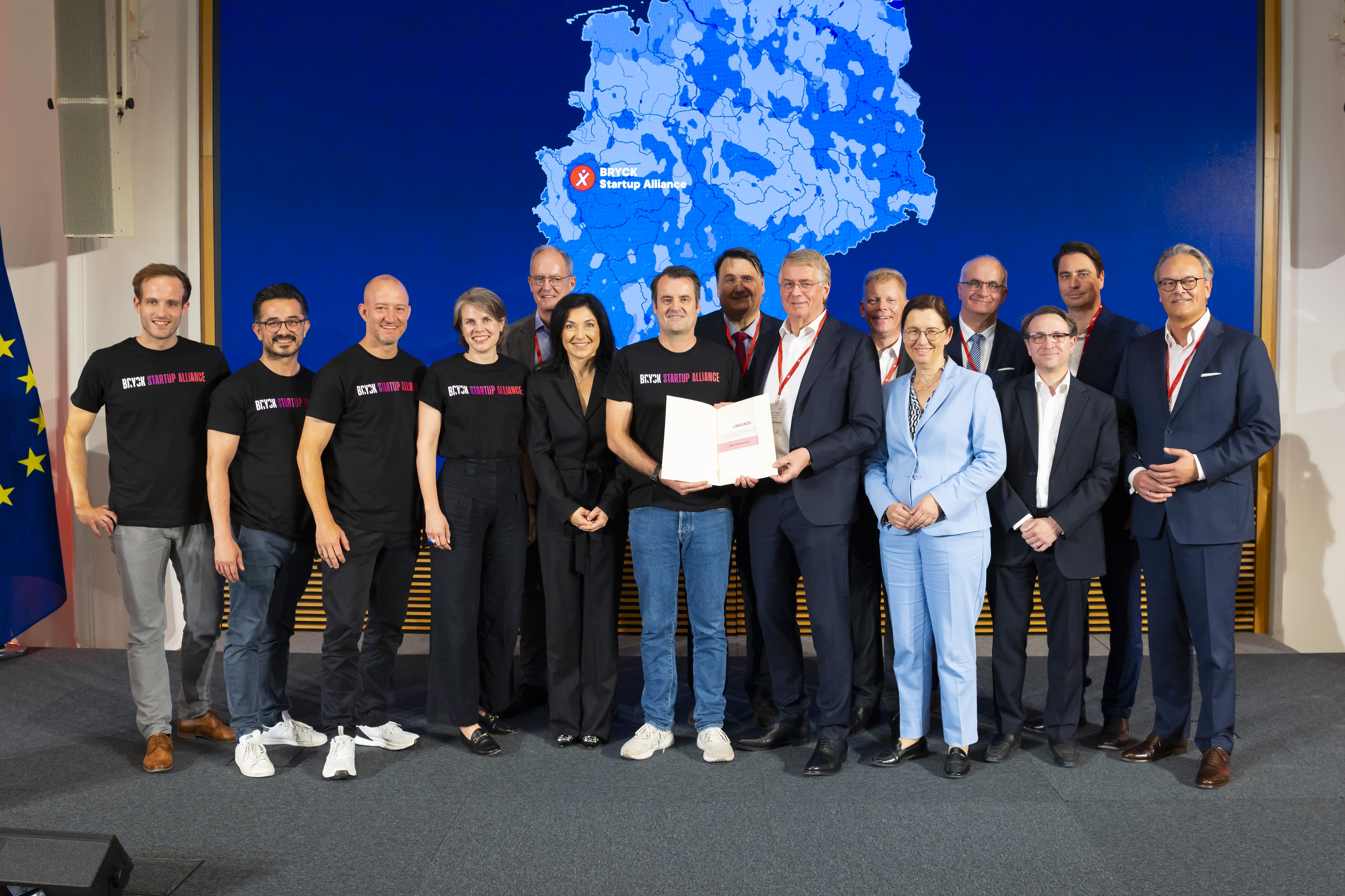 Die Delegation des BRYCK-Konsortiums, darunter die Rektorin und die beiden Rektoren der Universitätsallianz Ruhr, mit der frisch überreichten Auszeichnung