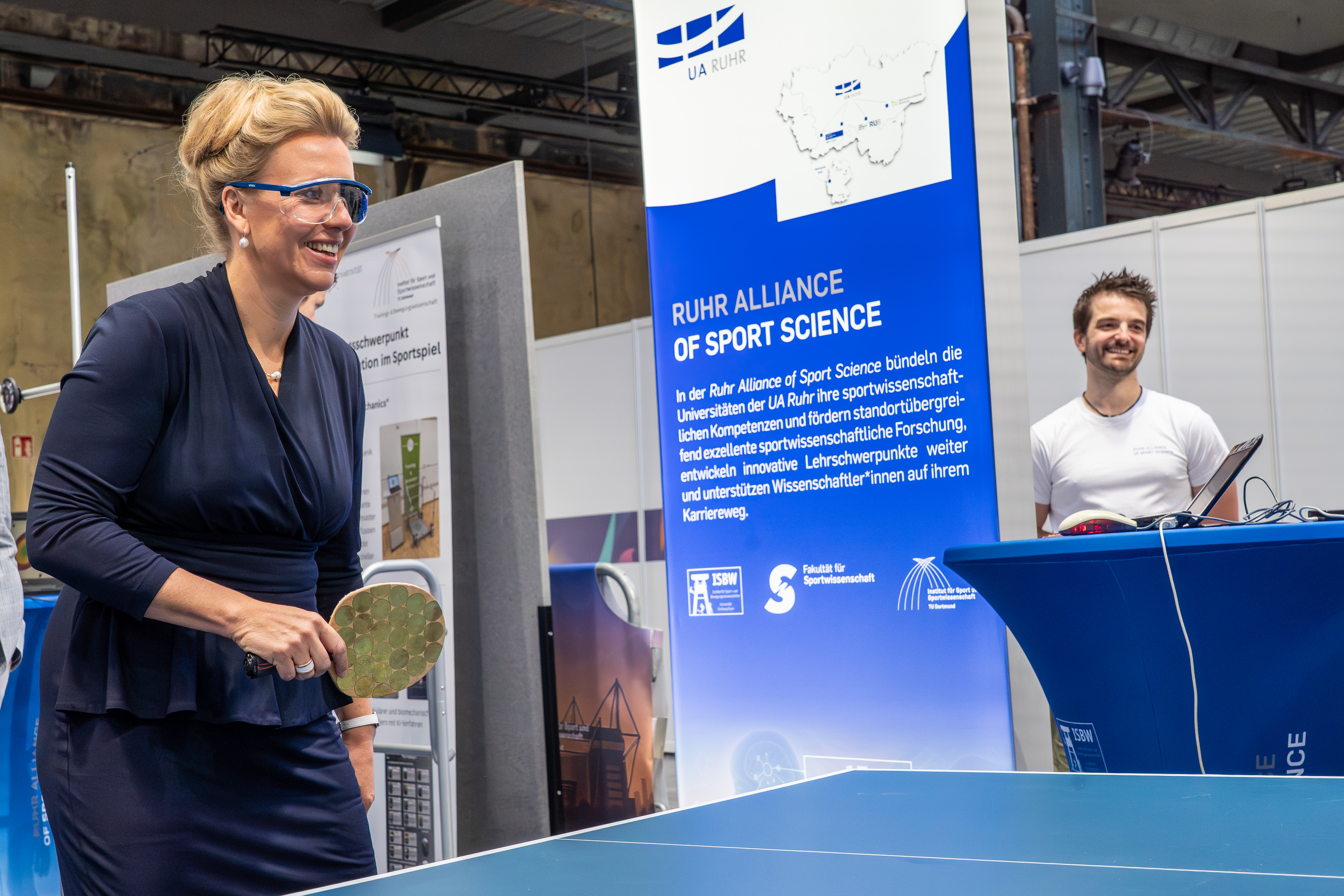 NRW-Wissenschaftsministerin Ina Brandes am Stand der Ruhr Alliance of Sport Science