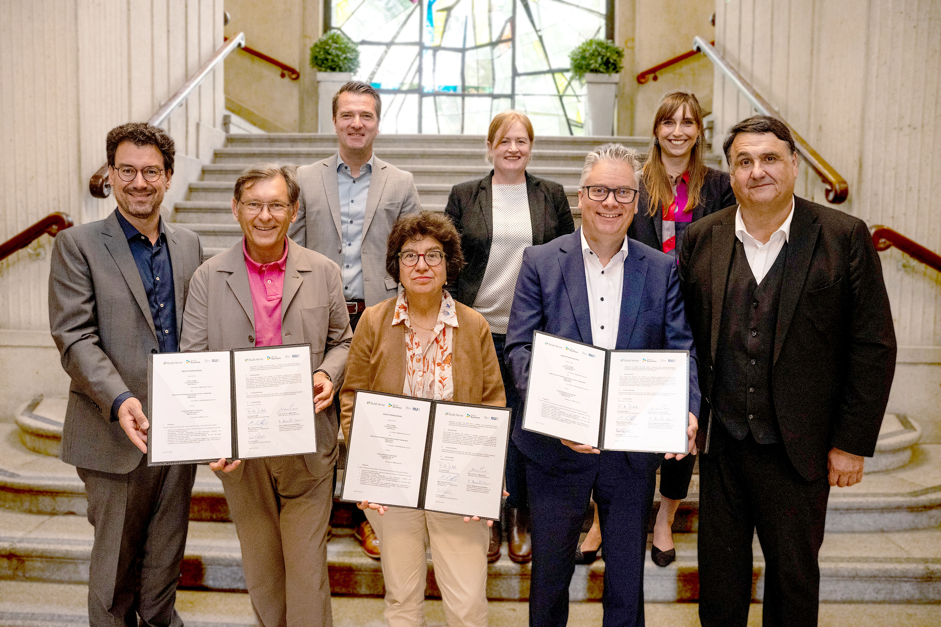 Gruppenbild von der Unterzeichnung im Herner Rathaus