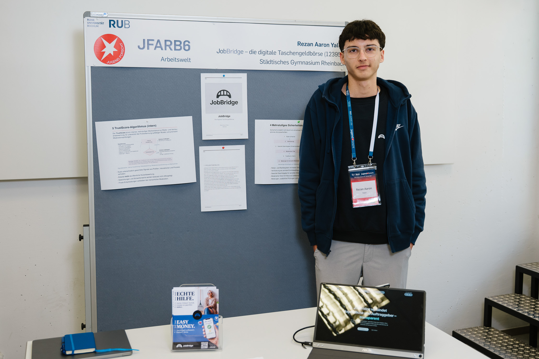 Fotos der Siegerinnen und Sieger im Landeswettbewerb Jugend forscht an der Ruhr-Universität Bochum