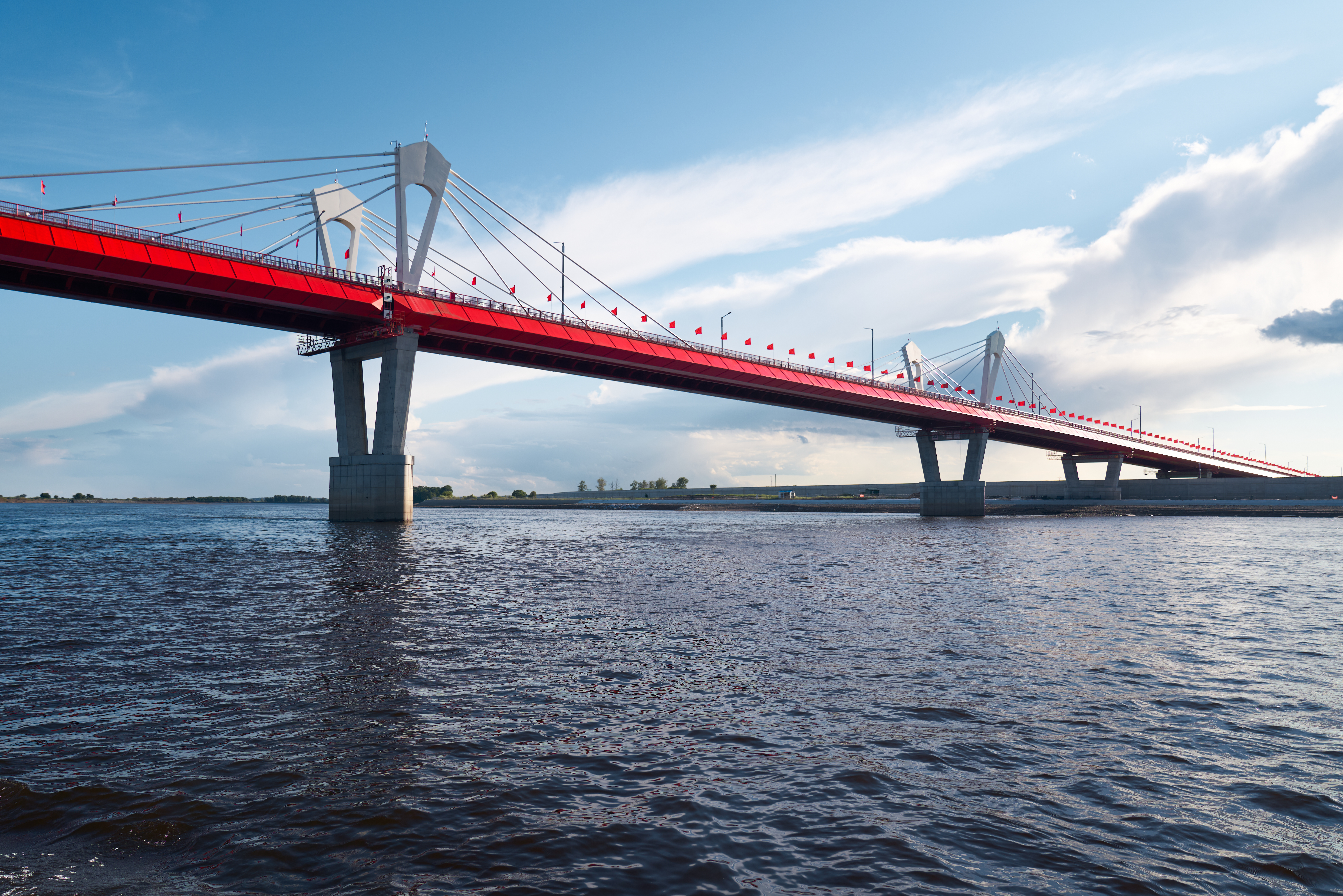 Eine rote Autobrücke über einem großen Fluss