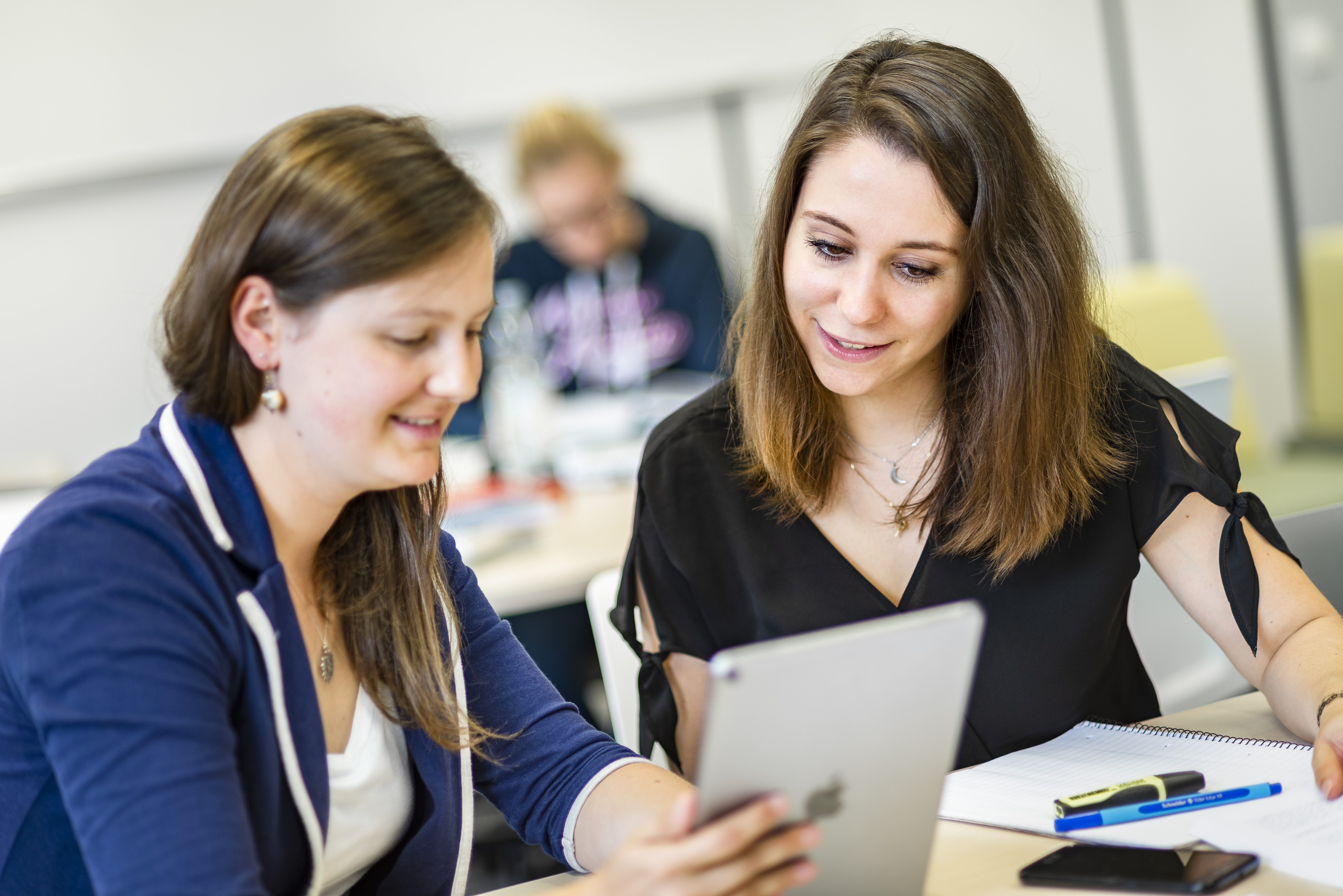 Studentinnen mit Tablet