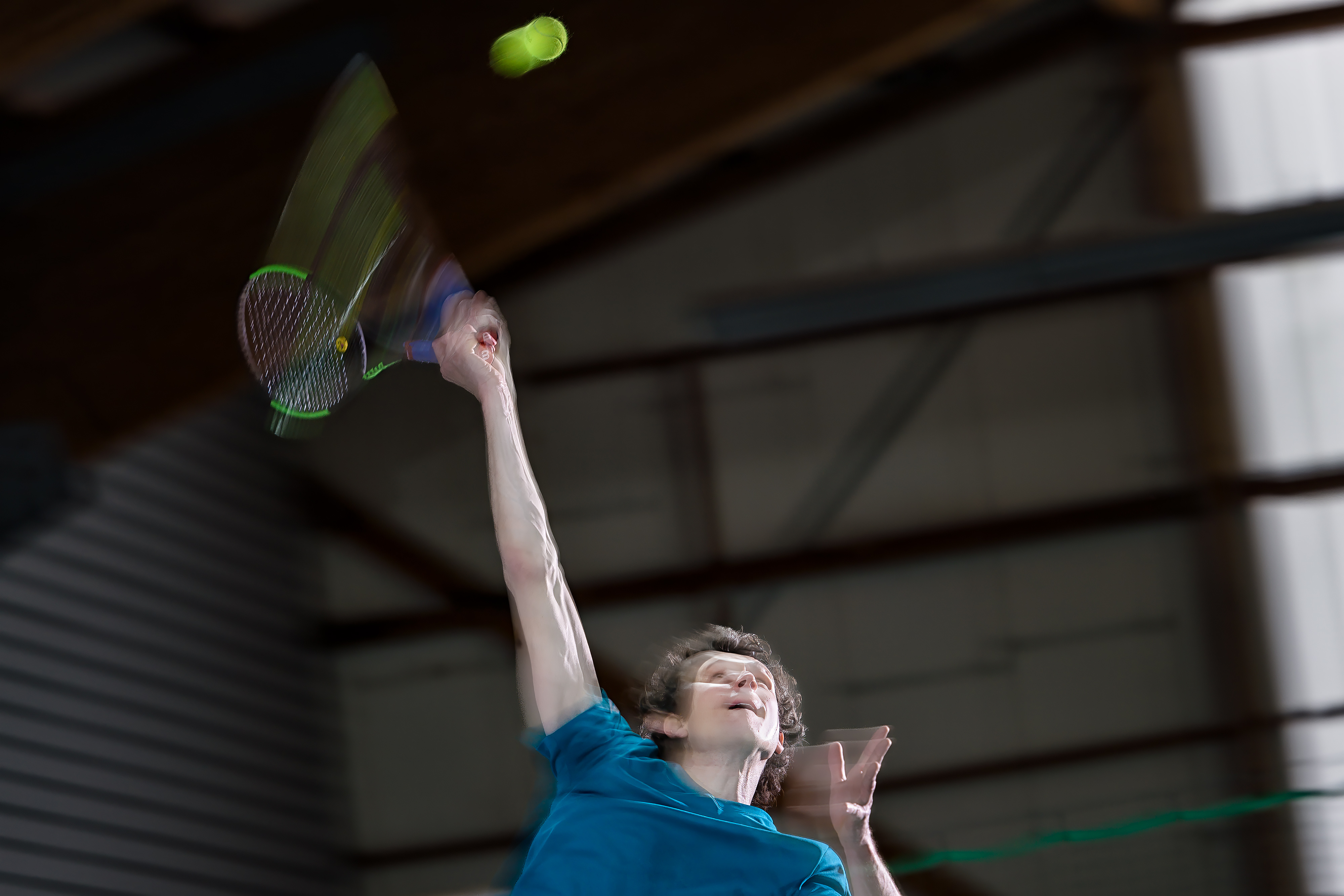 Ein Tennisspieler beim Aufschlag