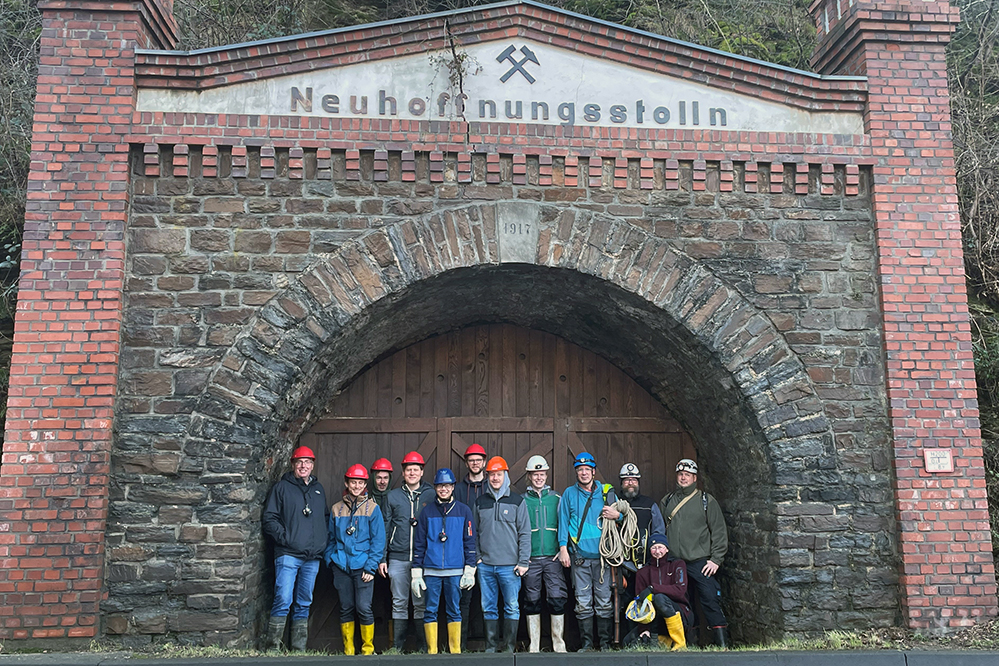 Projektteam vor dem Eingang eines alten Stollens