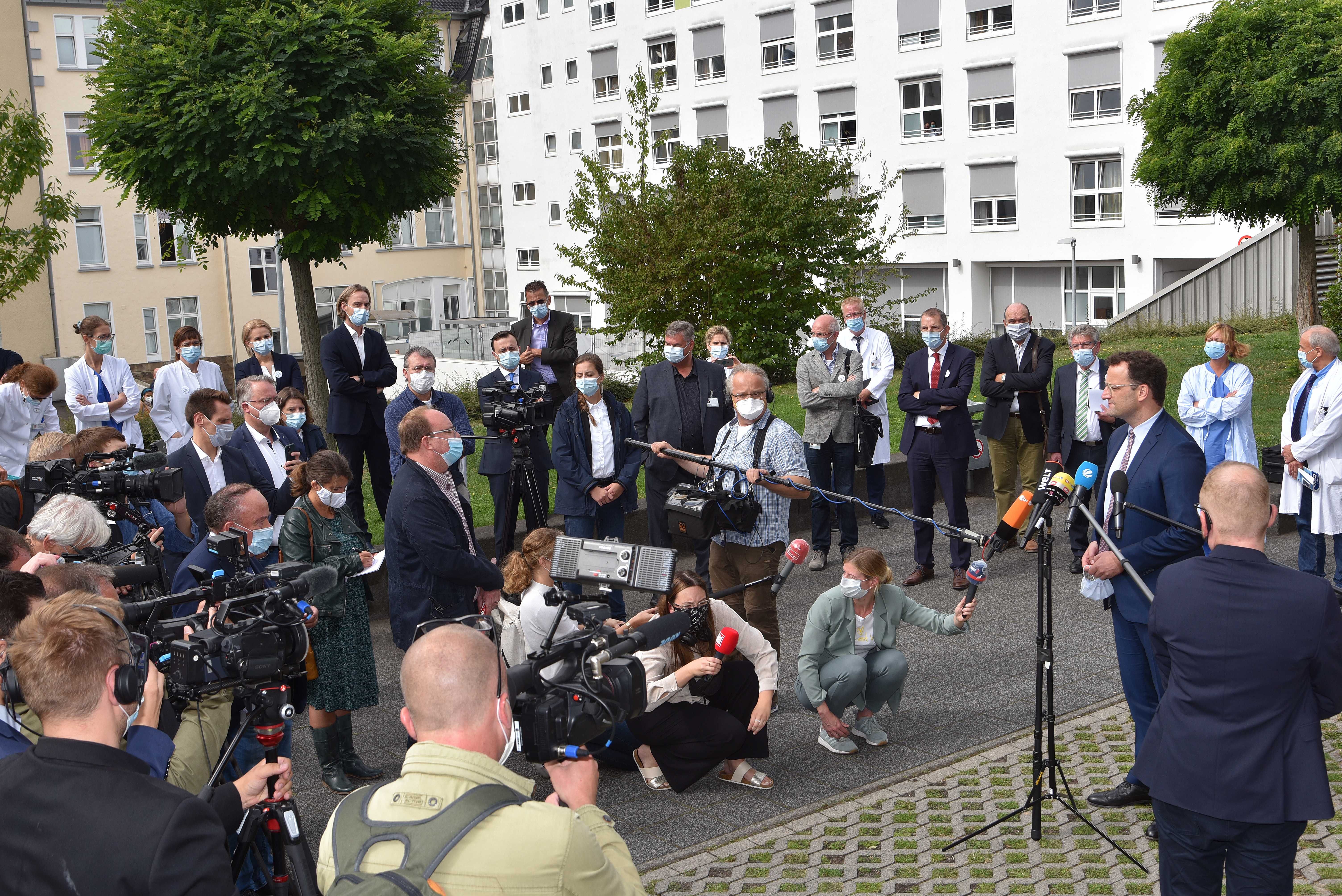 Bundesgesundheitsminister Jens Spahn (vierter von rechts) ist am St. Josef-Hospital in Bochum zu Gast .