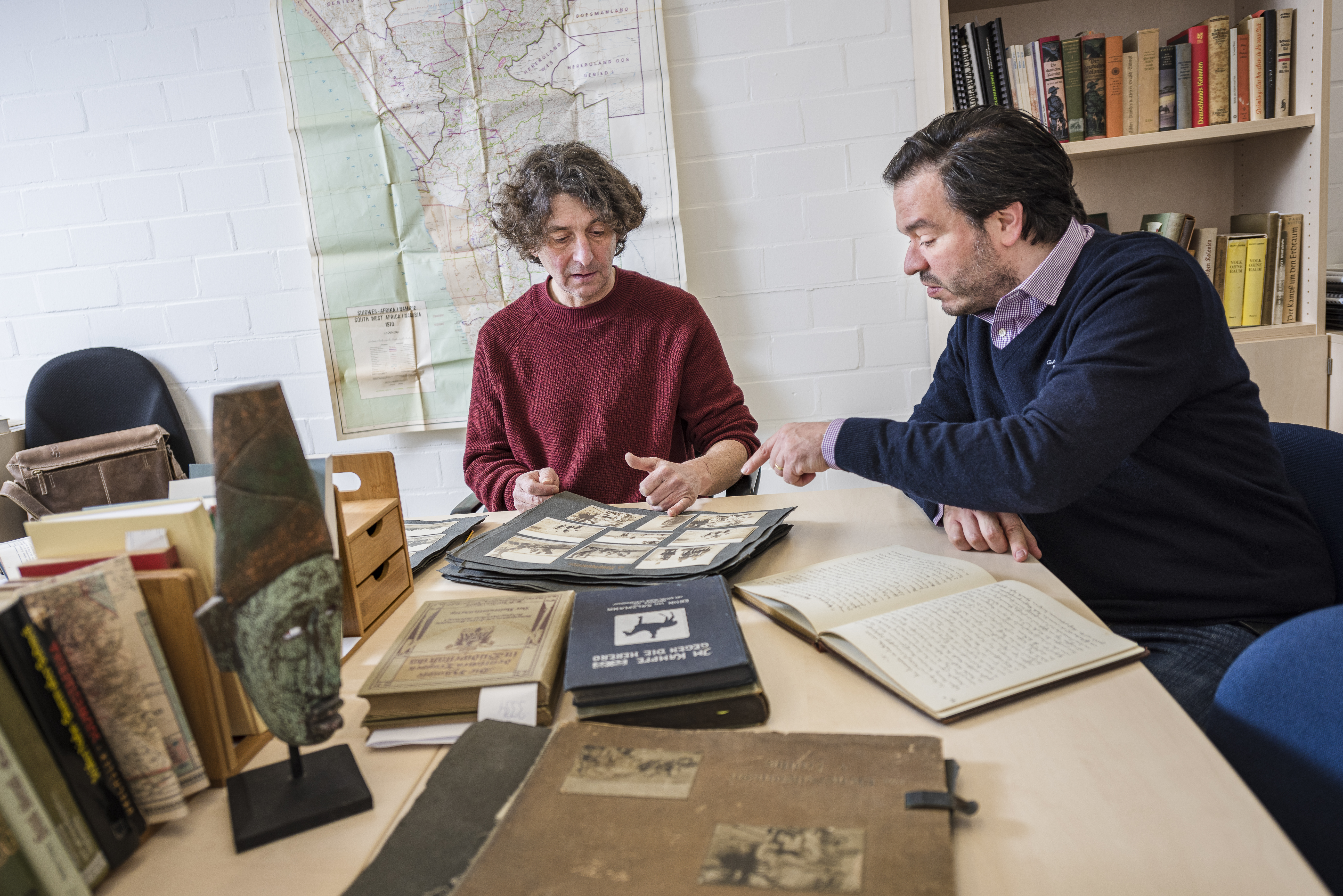 Historiker mit Tagebüchern und Fotoalbum