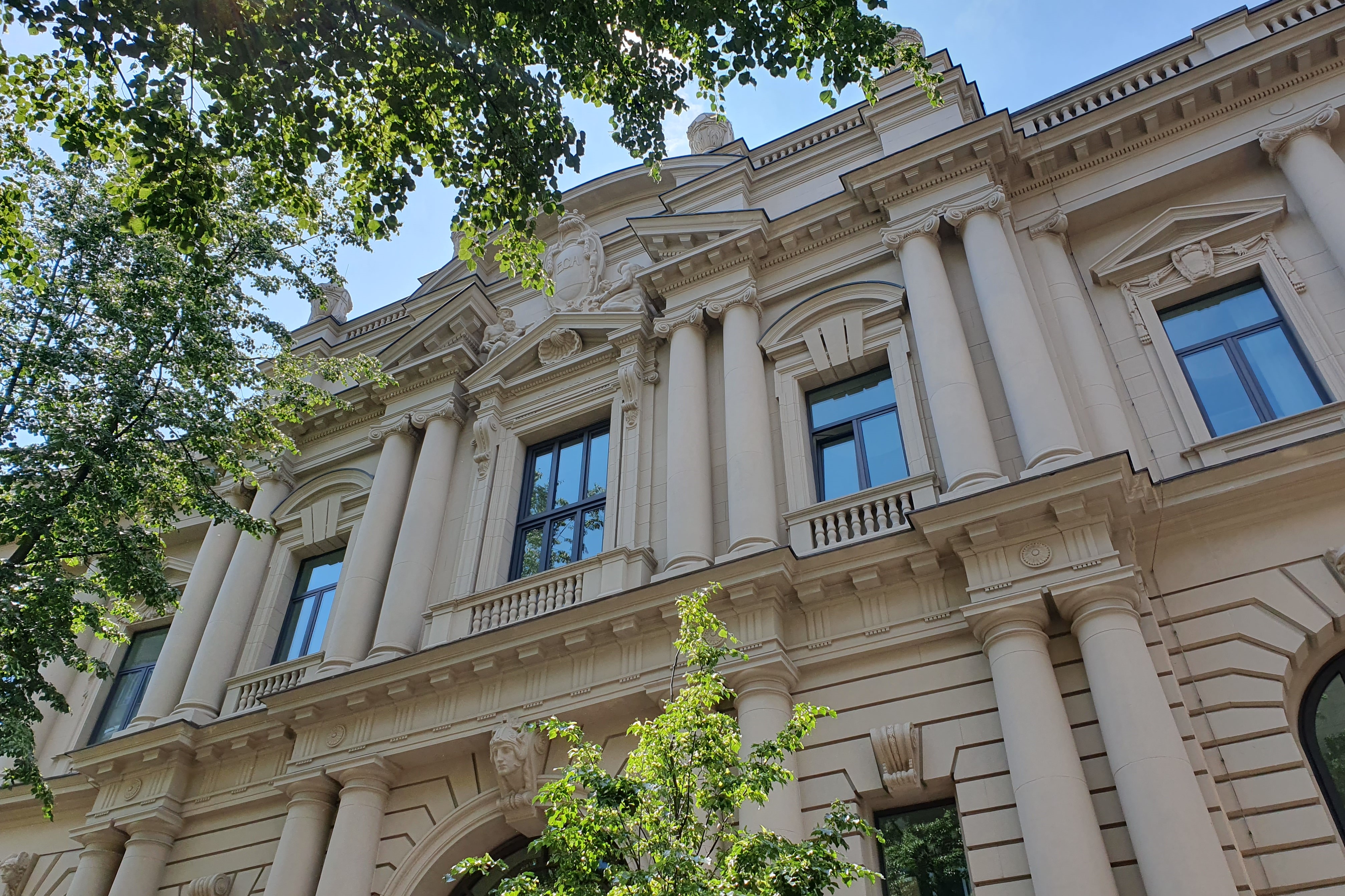 College for Social Sciences and Humanities: Außenansicht des Gebäudes in der Lindenallee