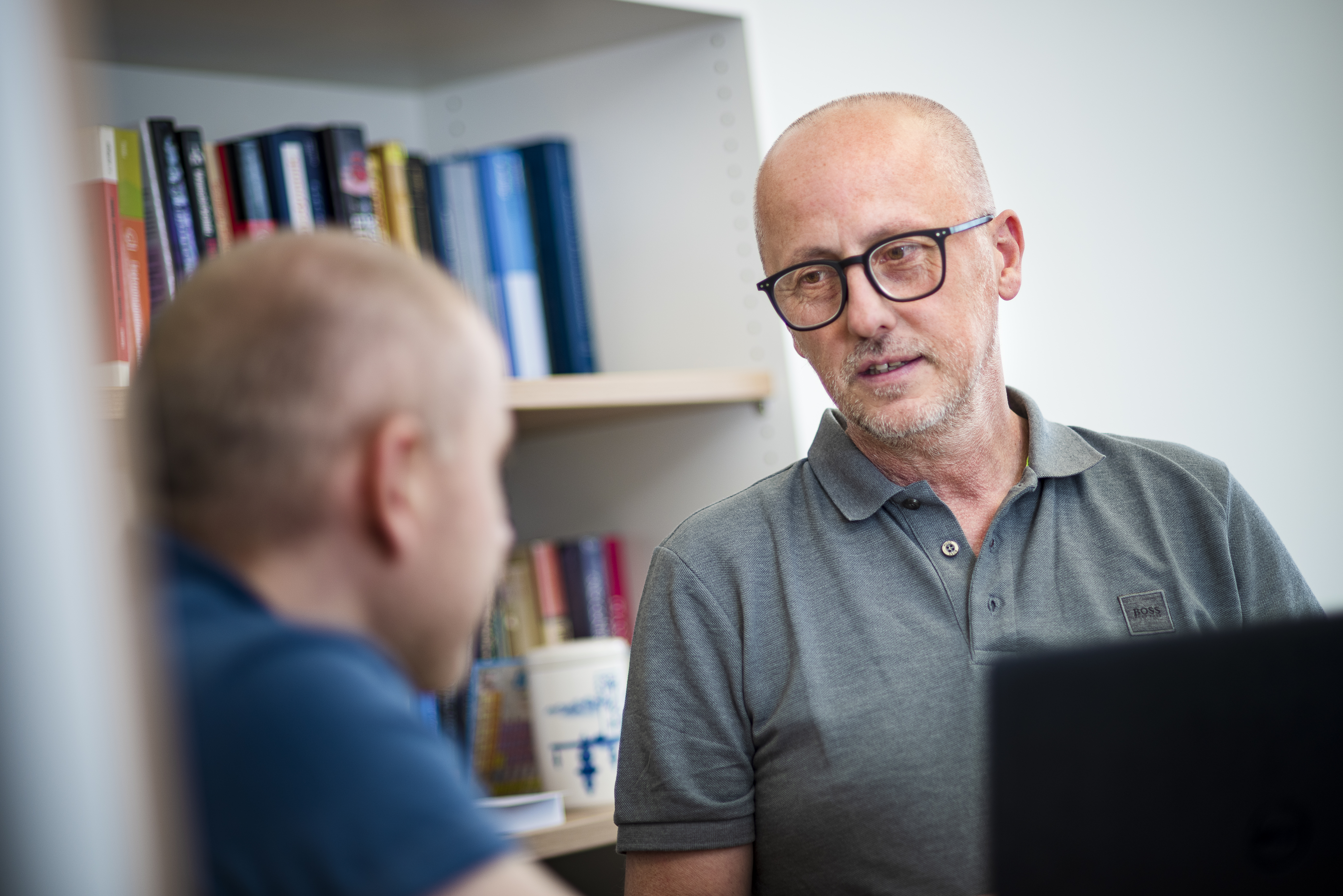 Zwei Männer im Gespräch