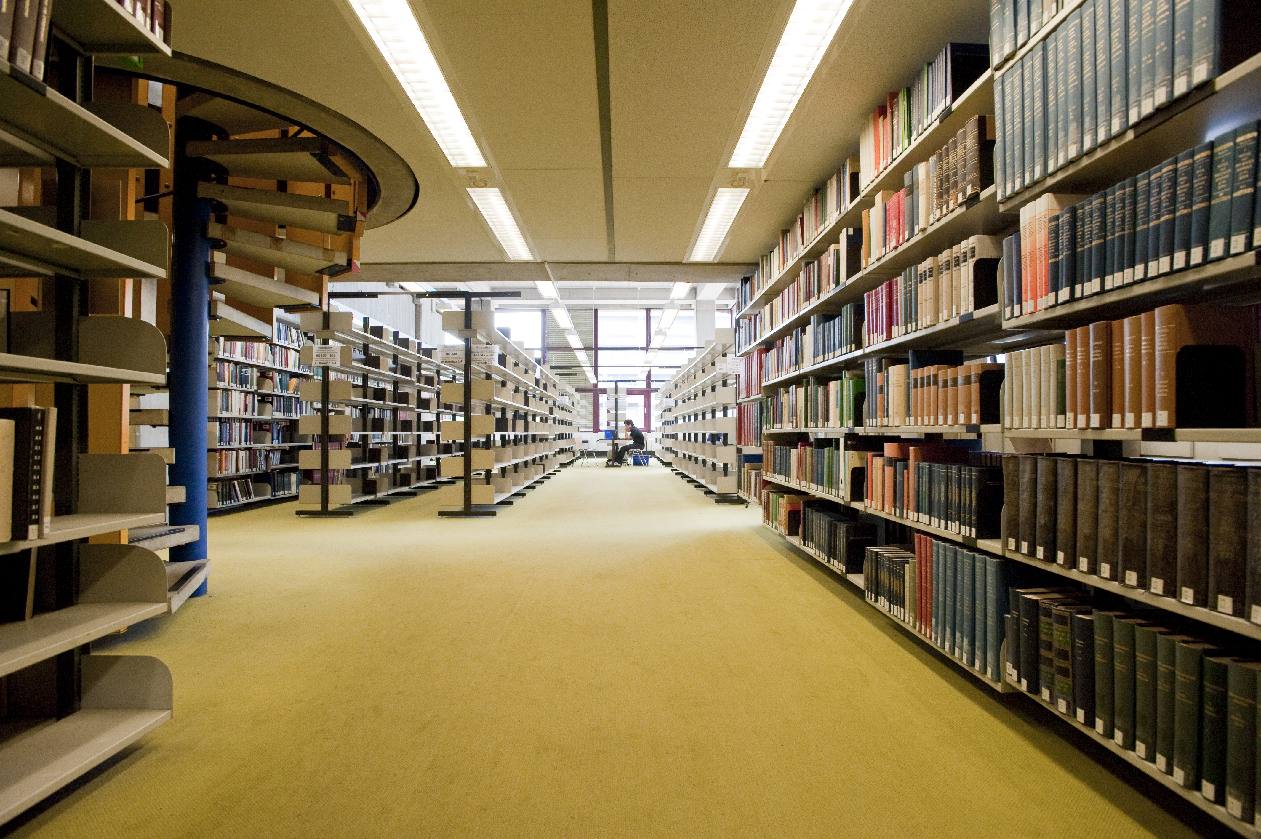 Regale mit Büchern in der Unibibliothek