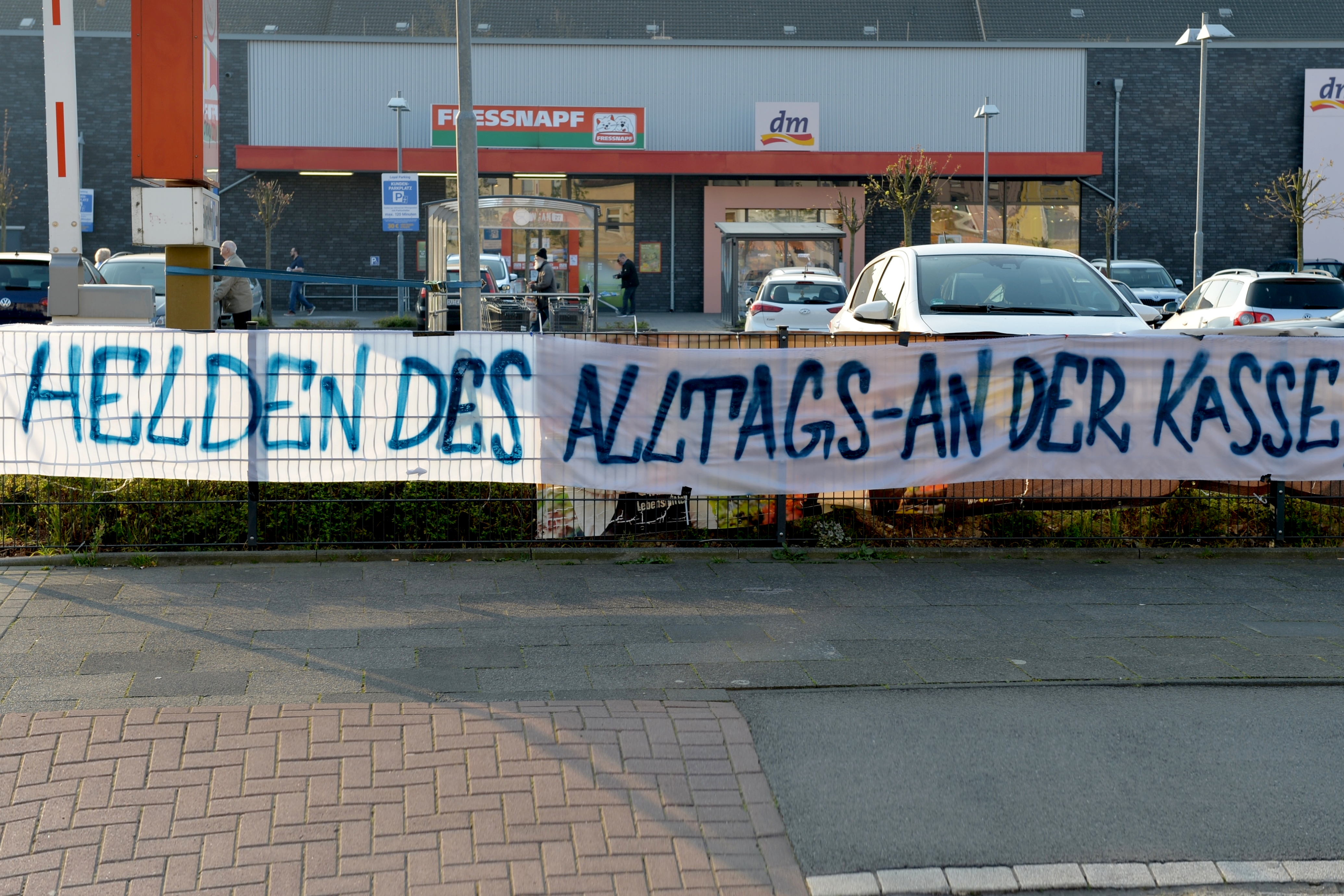 Banner Helden des Alltags an der Kasse