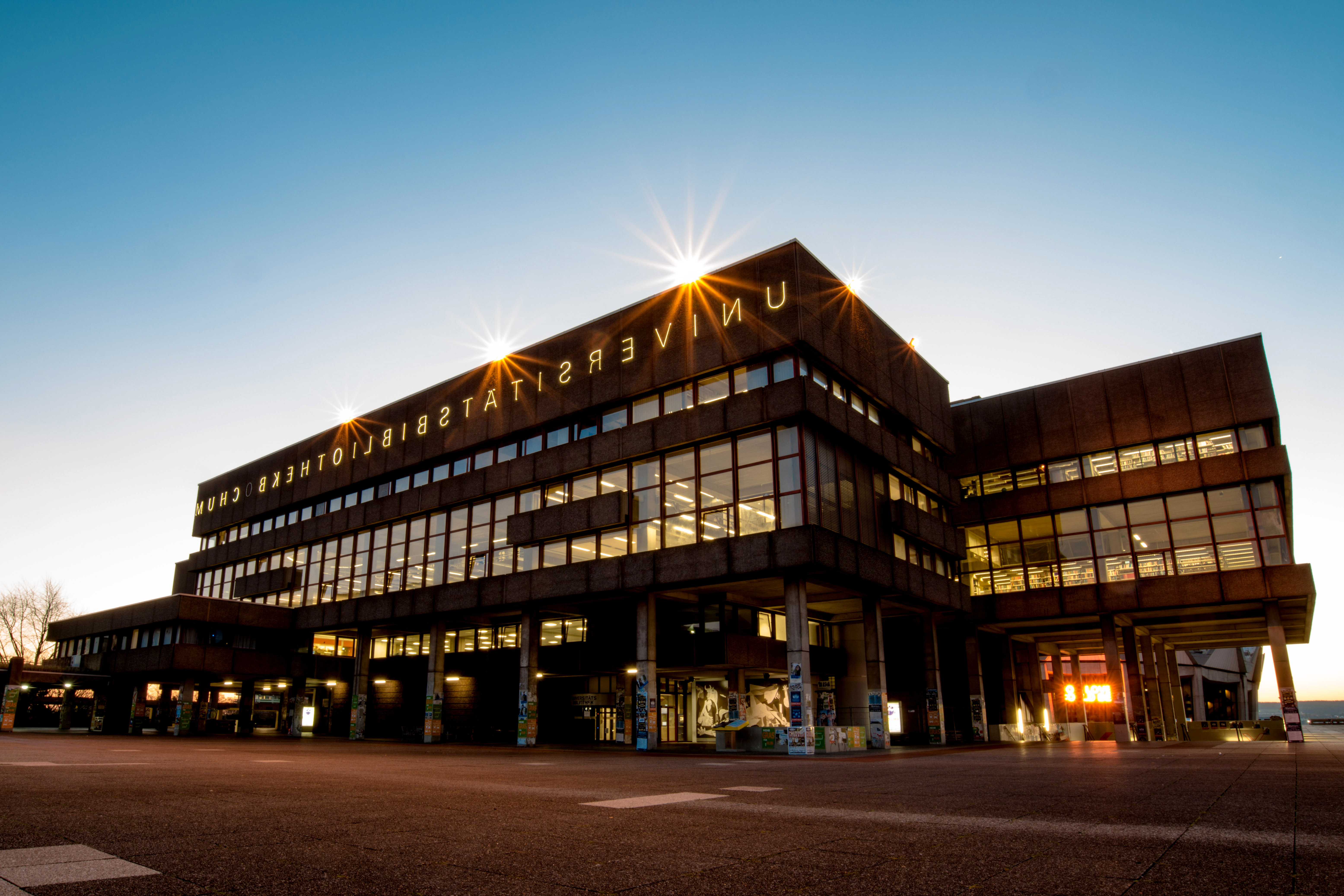 Universitätsbibliothek in der Dämmerung