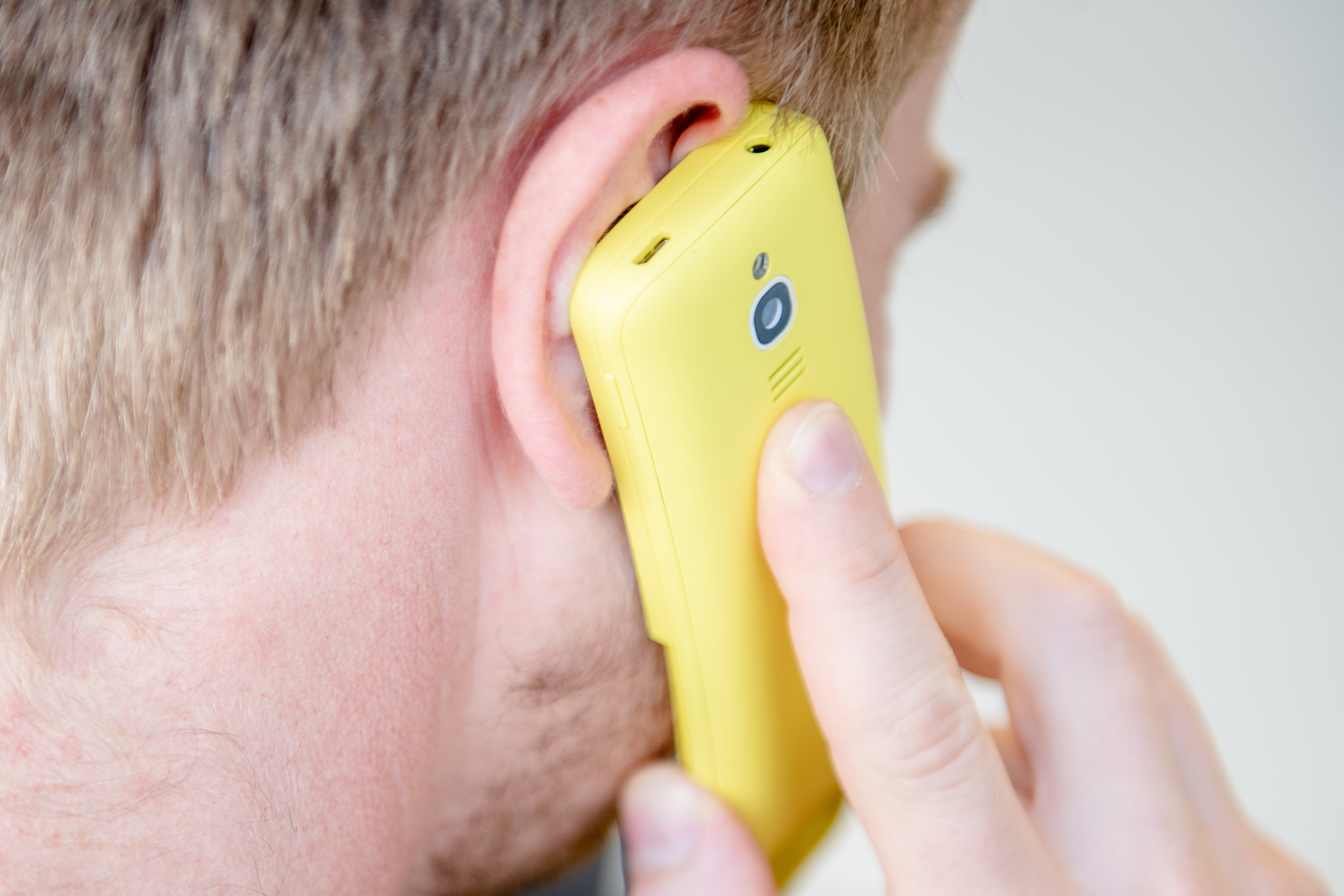 Eine Person beim Telefonieren mit dem Handy