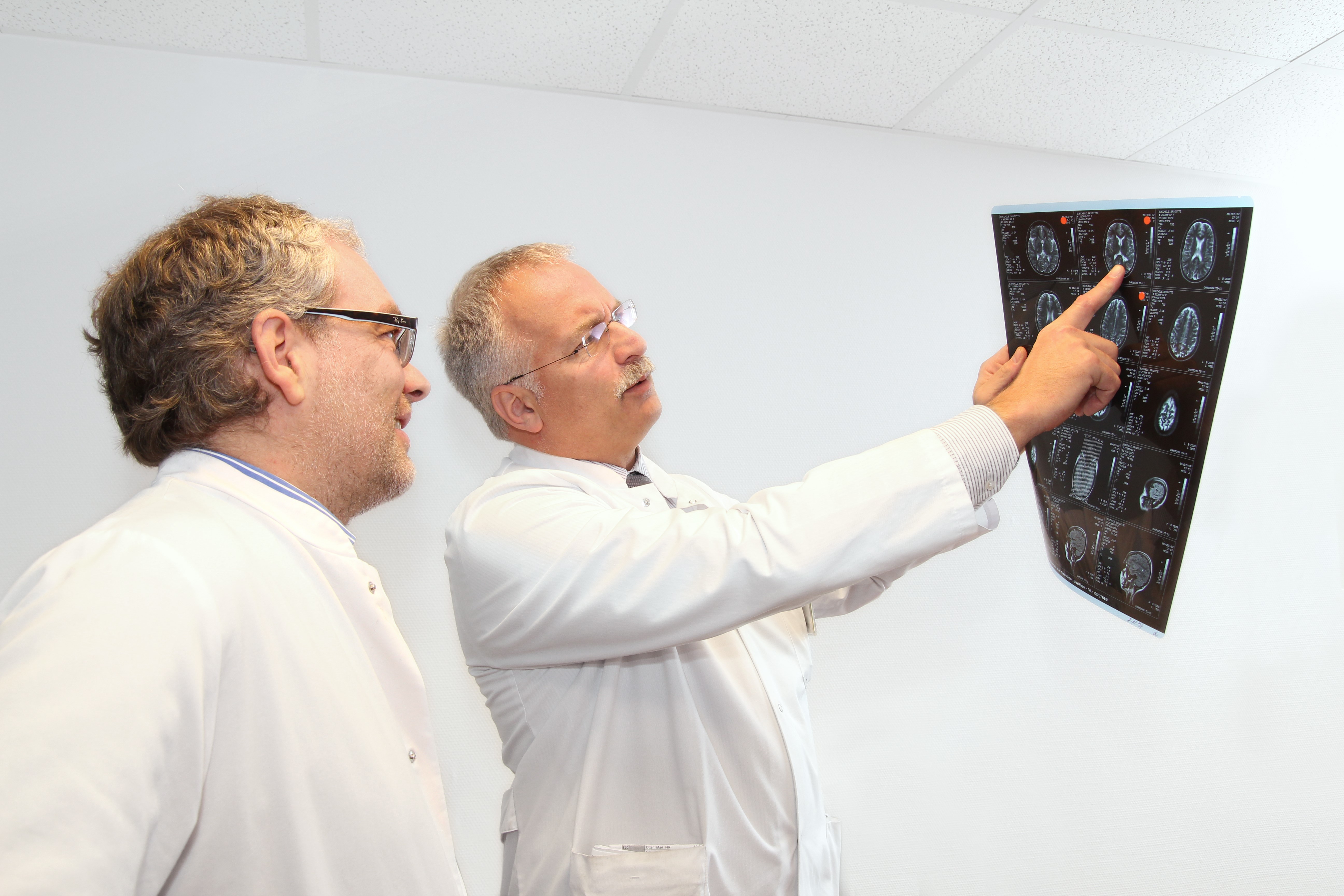 Prof. Dr. Ralf Gold (rechts), hier mit Prof. Dr. Siegfried Muhlack, leitet die Neurologie im St. Josef-Hospital, die eine neue Covid-19-Sprechstunde anbietet.