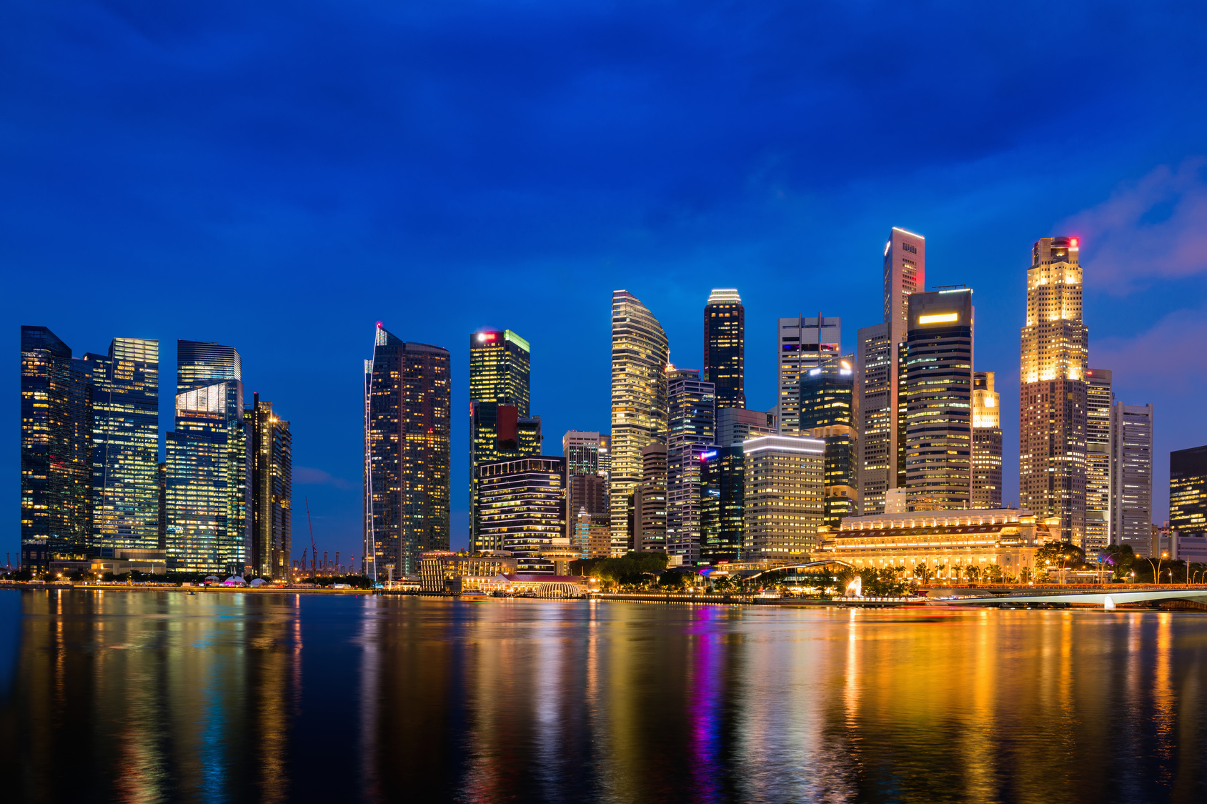 Nächtliche Skyline von Singapur in Ostasien