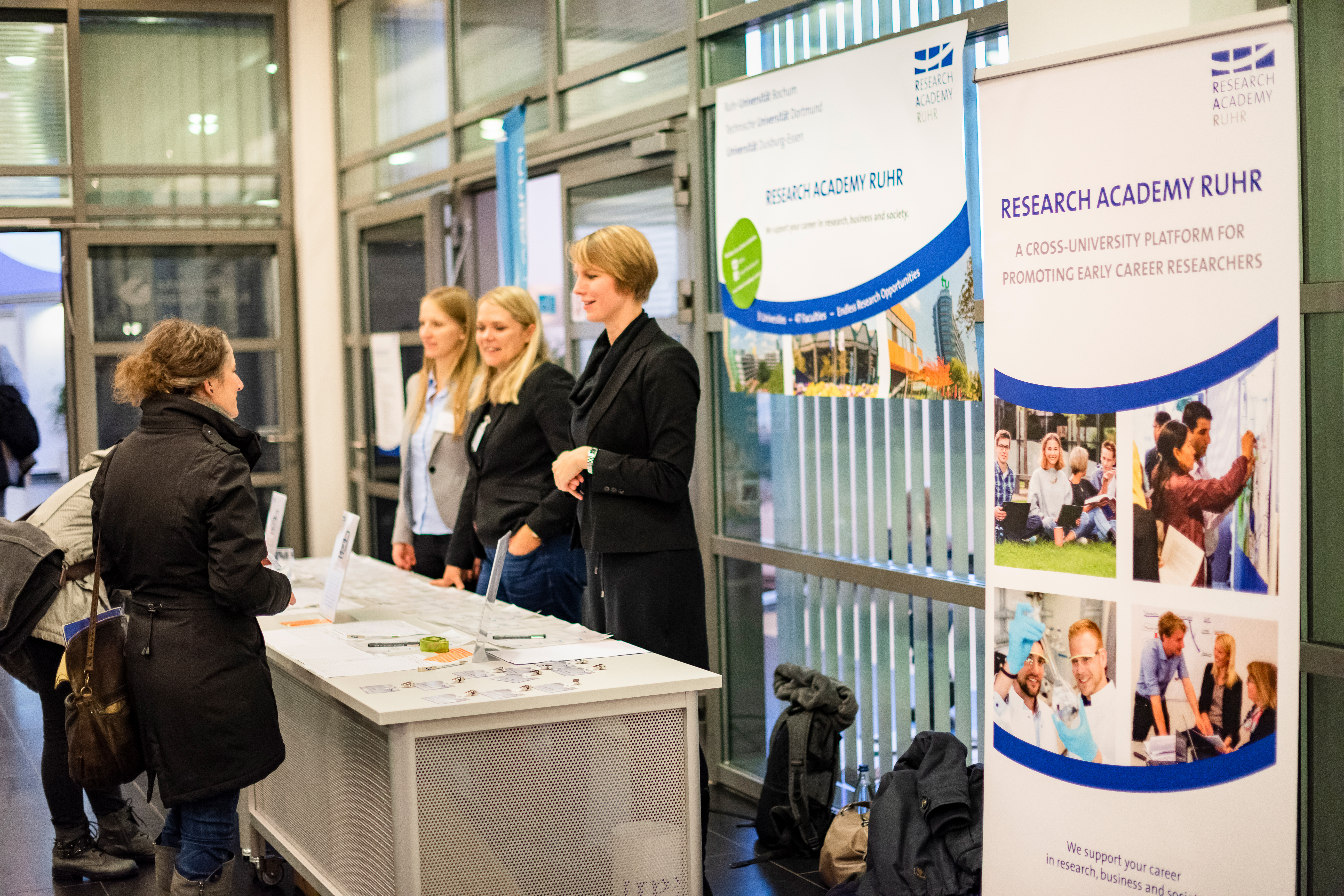 Impression von einer Informations- und Netzwerkveranstaltung der Research Academy Ruhr: Beratung am Infostand