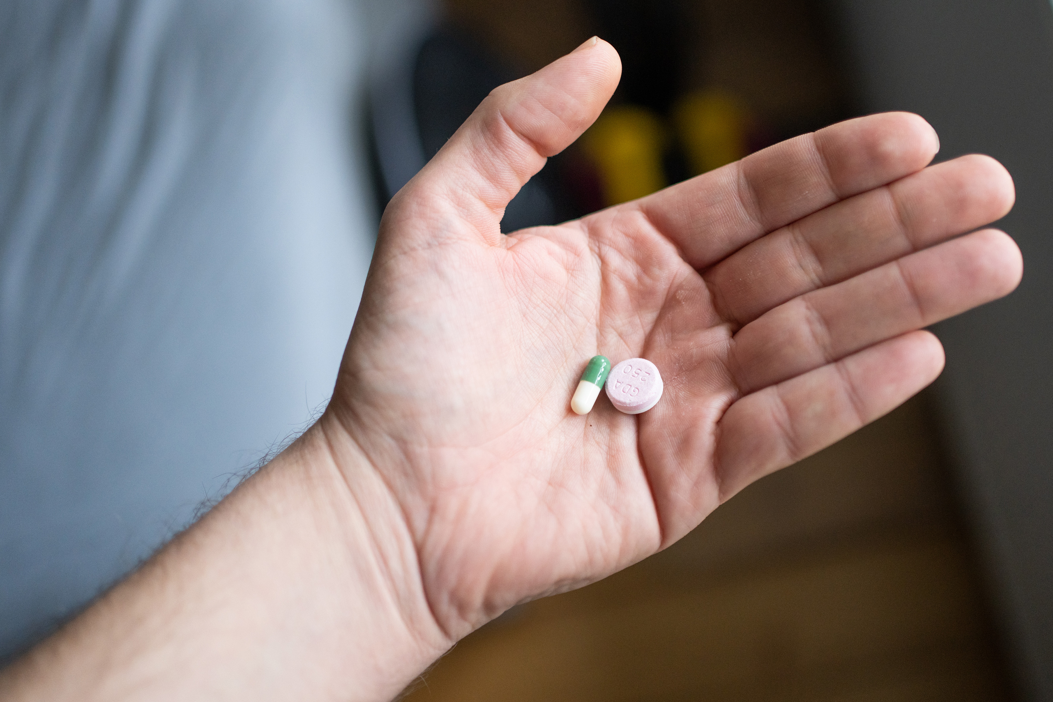 Zwei Tabletten auf einer Hand