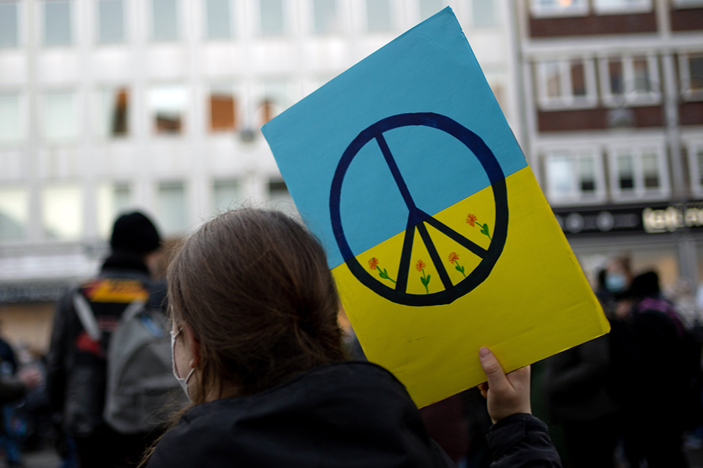 Friedenssymbol auf Ukraine-Flagge