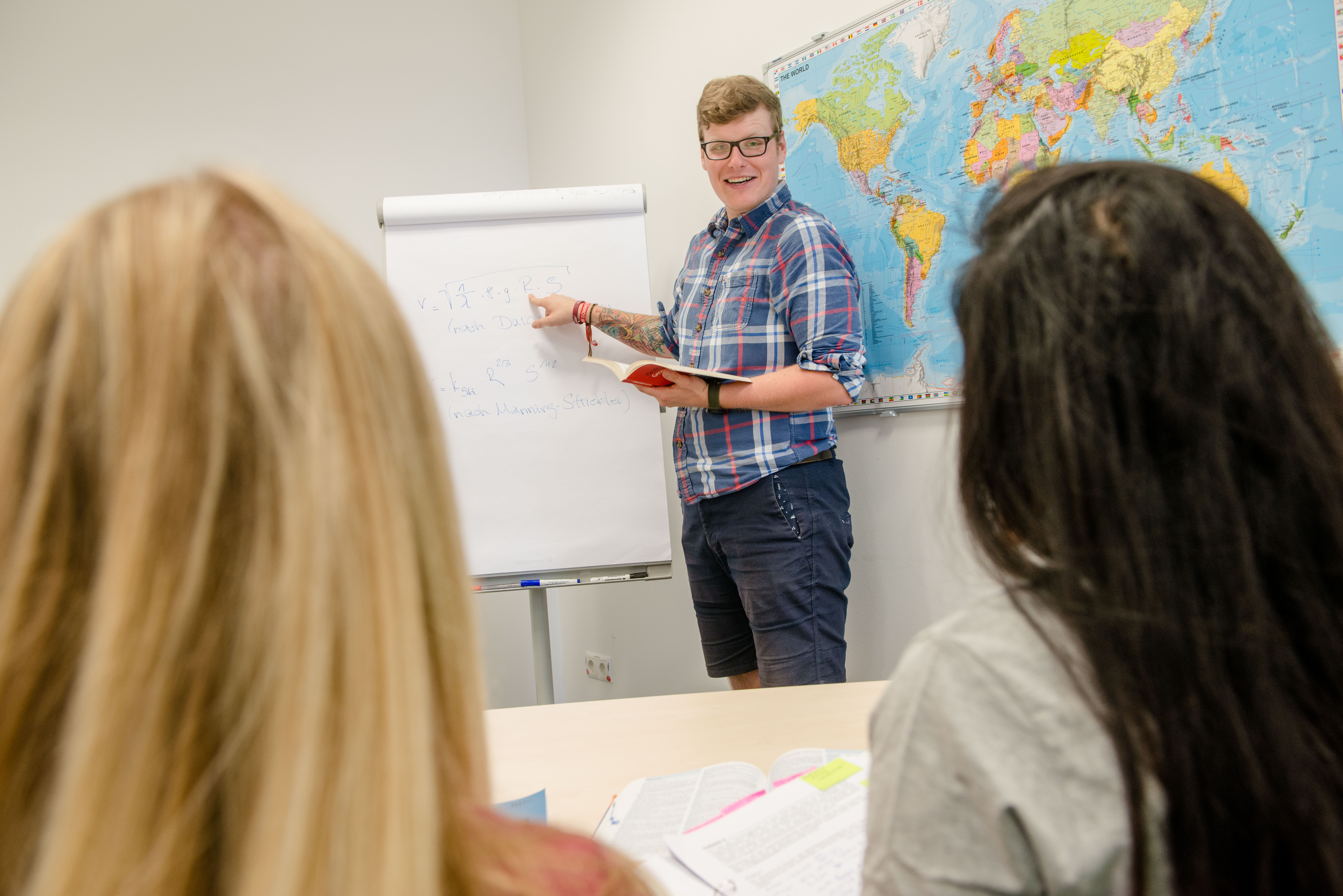 Student steht an einem Flipchart.