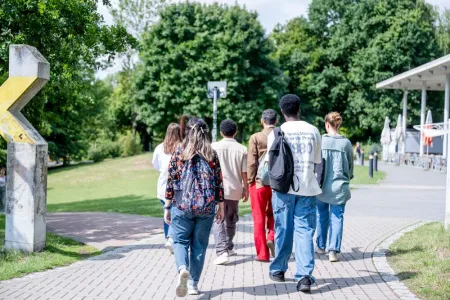 Studierende laufen über Campus
